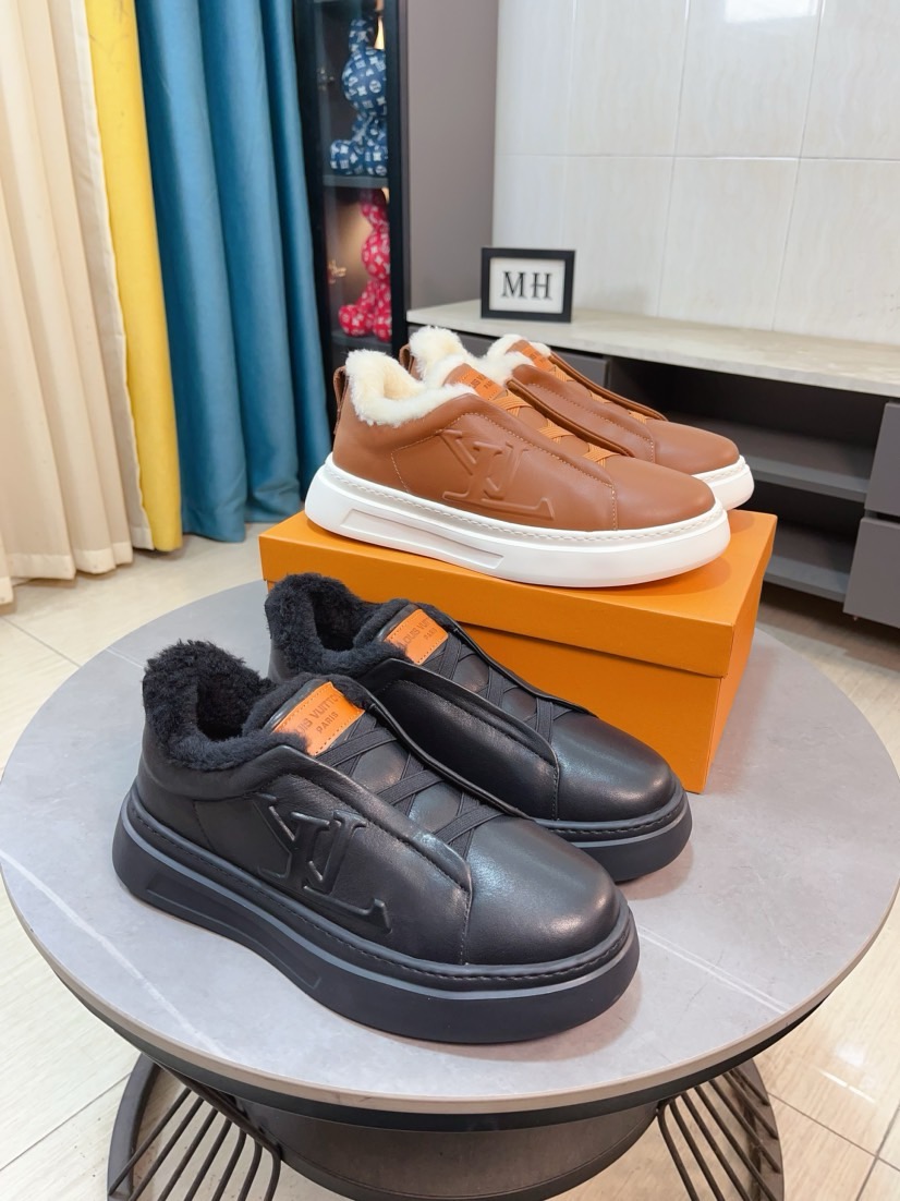 NO:620243,LV styles are novel and fashionable, and the uppers are made of imported cowhide + LV special materials!  Super trendy design!  It’s eye-catching!  The leather is soft, delicate, shiny and translucent, showing the ultimate handmade craftsmanship, and the fur lining on the feet is soft, comfortable and breathable!  Size38-44,,louis vuitton,cowhide19860909LV款式新颖时尚,鞋面采用进口牛皮+ LV专用材料！超潮设计！让人眼前一亮！皮质柔软细腻光泽透亮,彰显极致纯手工工艺,毛里上脚柔软舒适透气！Size38-44,,louis vuitton,cowhide,Men's shoes