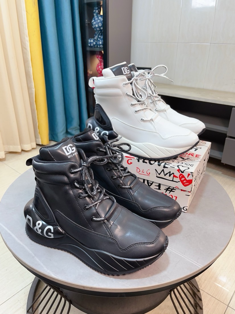 NO:621004,'Dolce & Gabbana DG' original imported cowhide high-top genuine leather lining, light on the foot, comfortable, versatile, original special outsole is favored by trendy men, and the contrast quality is exquisite and luxurious, super A level!  Compared with the genuine version at the counter, the version is exactly the same!  Code number 36-46,,Dolce&Gabbana,cowhide19860909《Dolce＆Gabbana DG》原版进口牛皮高帮真皮内里,上脚轻便、舒适 、百搭、原版特供大底深受潮流男士的青睐欢迎对比品质精致奢华,超A级别！版型对比专柜正品,丝毫不差！码数36-46,,Dolce&Gabbana,cowhide,Men's shoes