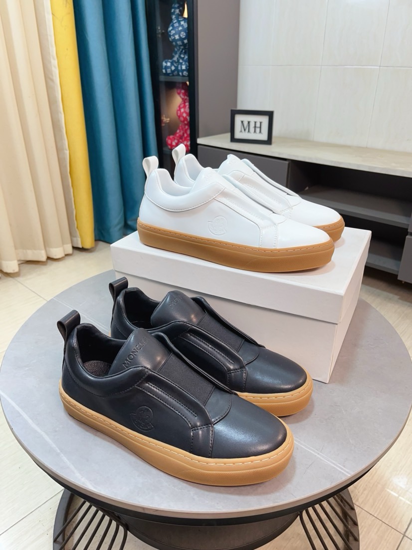 NO:621009,[MONCLER] Same style as the official website. High-quality men's shoes. Customized calfskin material. Genuine leather breathable lining. Genuine leather insole. Original open mold non-slip outsole style. Men's casual sports shoes. Lace-up men's shoe series. European and American trend style. Randomly matched. Comfortable foot feel. Standard men's size 38-46, Moncler, sneakers, cowhide.19860909【MONCLER】蒙口、官网同款 高品质男鞋 材料定制小牛皮 真皮透气内里真皮鞋垫 原版开模防滑大底款式类型男士休闲运动鞋 系带款男鞋系列 欧美潮流风格 随意搭配 脚感舒适、标准码男码38-46,,Moncler,sneakers,cowhide,Men's shoes