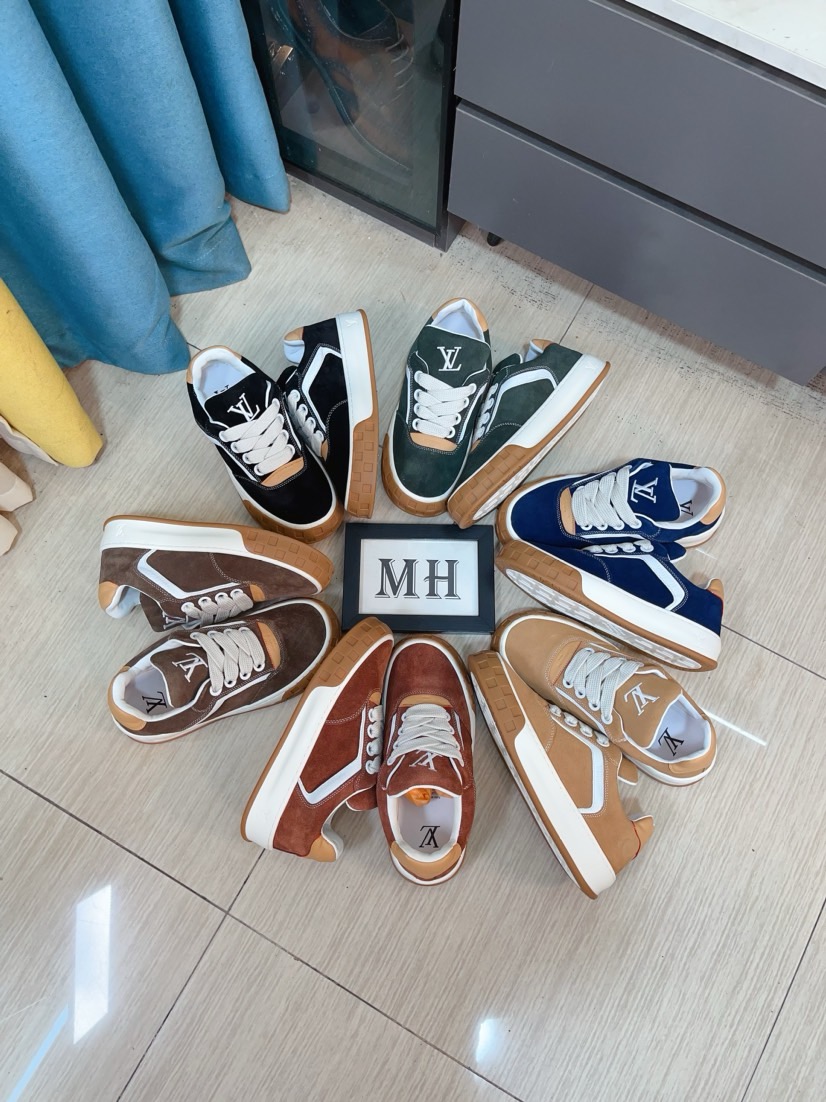 NO:639585,[LV-Louis Vuitton-] Classic catwalk new style. The air-glue process is very comfortable on the feet. Luxurious materials, fine workmanship, English letters printed on the midsole made in Europe. The upper is spliced with imported calfskin from Italy. The side is decorated with the brand LOGO and signature. The latest latex foot mesh lining makes the foot feel super comfortable. The original two-color TPU combination outsole is specially provided by the factory. Packing technology Goodyear stitching and overlocking. Fabric: Exclusive custom-made first-layer cowhide. Accessories: Exclusive private model Vuitton  Logo, lining: customized silky mesh lining - first-layer silk cowhide lining Outsole: TPU combination outsole wear-resistant, non-slip and anti-yellowing Foot pads: new latex pads - mesh sweat-absorbent Technology: fully computerized sewing machine to pull the thread Toe cap back cover hot and cold shaping full set of pull-top last with medium and low logo pattern, code number 38-44, 45 custom-made, louis vuitton, louis vuitton, cowhide19860909【LV-路易威登-】经典走秀新款 空胶工艺上脚非常舒适 奢侈用料,做工精细,中底印有欧洲制造英文字母鞋面由意大利进口小牛皮拼接,侧边饰有品牌LOGO标志及签名,最新乳胶垫脚网布内里,脚感超舒适.原厂特供原版双色TPU组合大底.套包工艺 固特异缝合锁边 面料:独家定制头层牛皮 配件:独家私模Vuitton 标识, 内里:定制丝滑网里-头层丝绸牛皮内里 大底:TPU组合大底耐磨防滑防黄 垫脚:新款乳胶垫-网纱吸汗 工艺:全电脑针车拉线 鞋头 后套 冷热定型 全套拉帮套楦中低logo花纹,码数38-44,45定做,,louis vuitton,louis vuitton,cowhide,Men's shoes