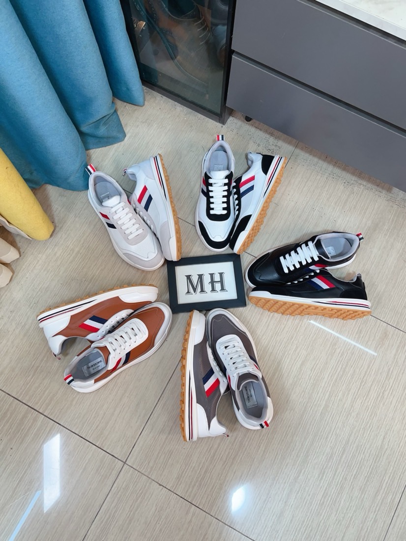 NO:639639,THOM BROWNE Tom Brown men's white casual. This new and evil brand Lb gives us a relaxing, fashionable and personalized new choice this summer. TB white shoe storm. The upper is made of original imported first-layer cowhide. The sole is made of original sole. Size: 38-44,,thom browne,cowhide19860909THOM BROWNE 汤姆·布朗 男款白色休闲 这个邪魅酷感的新锐品牌 Lb让我们在这个夏天有了放松 时髦 个性的新选择 TB白鞋风暴 鞋面采用原版进口头层牛皮鞋底采用原版鞋底制作 码数:38-44,,thom browne,cowhide,Men's shoes