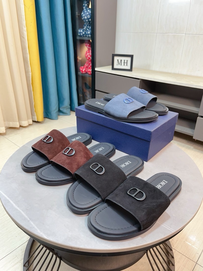 NO:780733,Dior Aqua men's sandals and slippers. Showcasing Dior haute couture style design. Dior gray suede straps are embellished with aluminum Dior buckles to enhance style. Paired with comfortable tonal notch soles, they can be easily paired with shorts or jeans for a refined look. Main body is suede calfskin, technical fabric lining calfskin, with adjustable straps and aluminum Dior buckle Dior gray EVA insole  Tonal notch rubber outsole splicing structure size38-44 (45.46 customized), dior, dior, sandals, slippers, shorts, jeans, cowhide19860909Dior Aqua 男士凉鞋拖鞋.展现 Dior 高订风格设计.迪奥灰绒面革饰带点缀以铝质 Dior 搭扣提升格调.搭配舒适的同色调凹口鞋底,可与短裤或牛仔裤轻松搭配,打造精致造型.主体绒面牛皮革,科技面料里料牛皮革,搭配可调节饰带搭配铝质 Dior 搭扣迪奥灰 EVA 内底 同色调凹口橡胶外底拼接结构size38-44（45.46定制）,,dior,dior,sandals,slippers,shorts,jeans,cowhide,Men's shoes