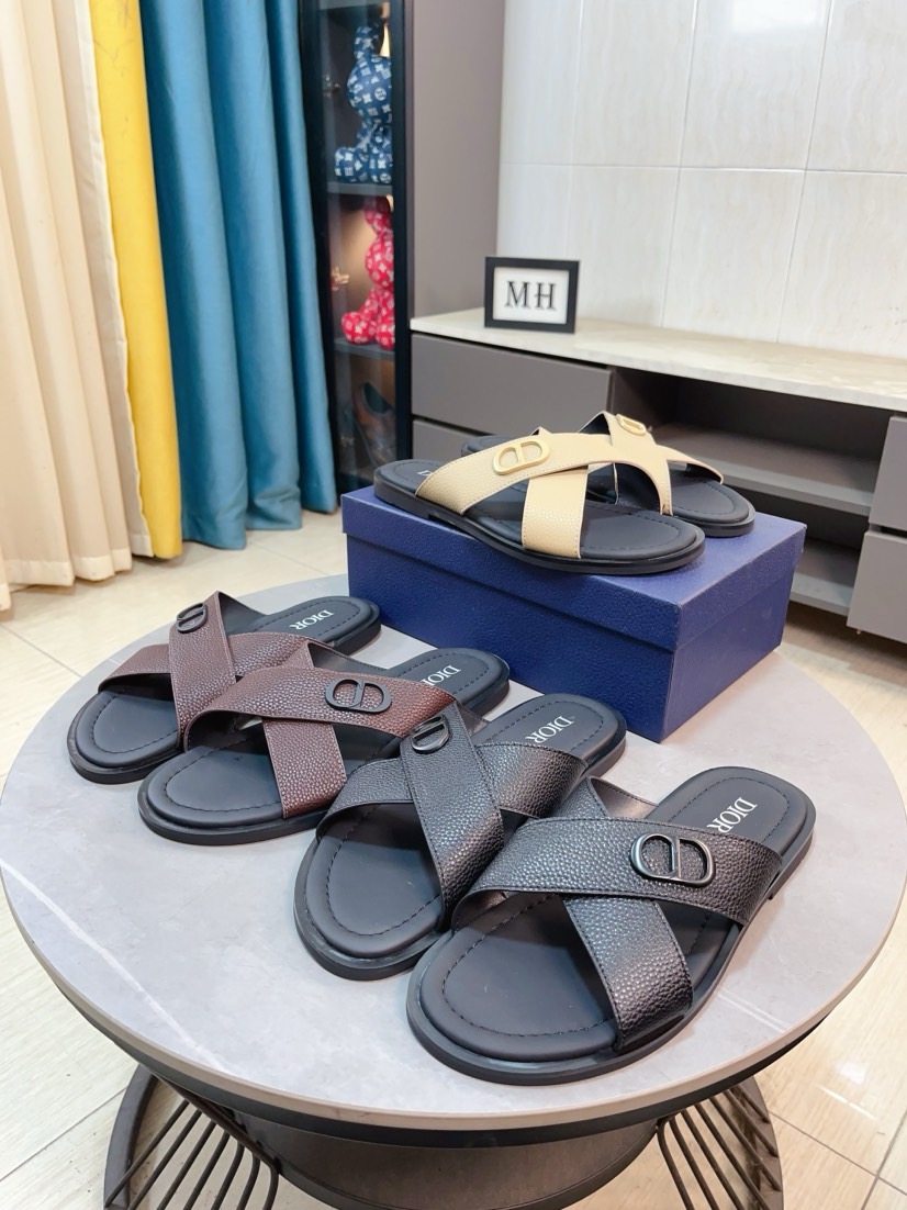 NO:833341,Dior Aqua men's sandals and slippers. Showcasing Dior haute couture style design. Dior gray suede straps are embellished with aluminum Dior buckles to enhance style. Paired with comfortable tonal notch soles, they can be easily paired with shorts or jeans for a refined look. Main body is suede calfskin, technical fabric lining calfskin, with adjustable straps and aluminum Dior buckle Dior gray EVA insole  Tonal notch rubber outsole splicing structure size38-44 (45.46 customized), dior, dior, sandals, slippers, shorts, jeans, cowhide19860909Dior Aqua 男士凉鞋拖鞋.展现 Dior 高订风格设计.迪奥灰绒面革饰带点缀以铝质 Dior 搭扣提升格调.搭配舒适的同色调凹口鞋底,可与短裤或牛仔裤轻松搭配,打造精致造型.主体绒面牛皮革,科技面料里料牛皮革,搭配可调节饰带搭配铝质 Dior 搭扣迪奥灰 EVA 内底 同色调凹口橡胶外底拼接结构size38-44（45.46定制）,,dior,dior,sandals,slippers,shorts,jeans,cowhide,Men's shoes