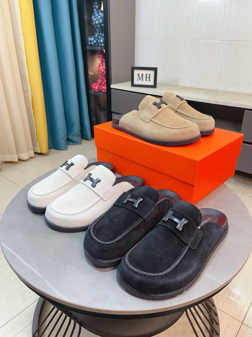 NO:704586,HERMES Hermès cute half-slippers. Summer really needs versatile slippers. They look good no matter how you match them. They have a casual and high-end feel and are very comfortable. Paired with a variety of colorful socks, the Hermes half-slippers are popular. High quality ●Imported cow suede on the upper ●Imported sheepskin on the lining ●Imported mixed sheepskin on the feet ●Outsole Tpu non-slip and wear-resistant outsole ●Number 36-46,, hermes, hermes, slippers, sheepskin, socks19860909HERMES爱马仕呆萌半拖. 夏天真的太需要百搭拖鞋了,怎么搭配都好看,随意且高级的感觉舒适度也很棒,搭配各种彩色袜子,潮爆了爱马仕半拖鞋 高品质 ●鞋面进口牛反绒 ●内里进口羊皮 ●垫脚进口混种羊皮 ●大底Tpu防滑耐磨大底 ●码数36-46,,hermes,hermes,slippers,sheepskin,socks,Men's shoes