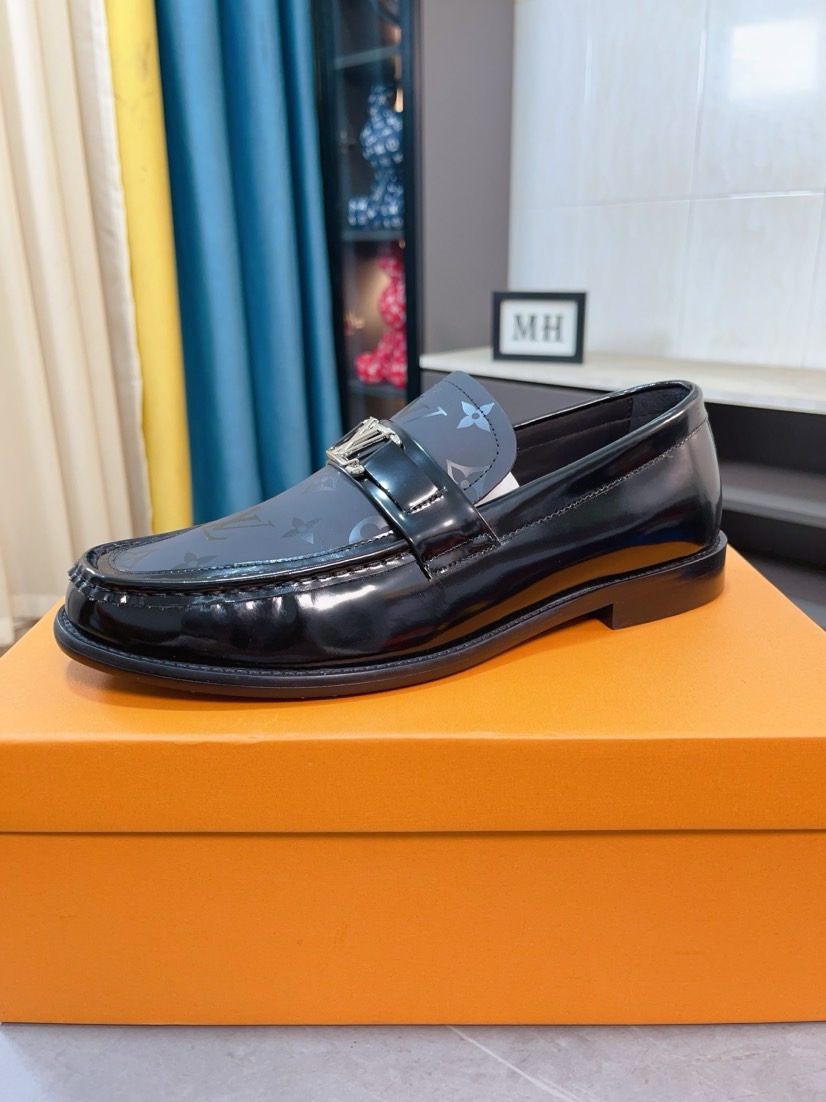 NO:680069,[LV Louis Vuitton] ~ New high-end original men's business casual leather shoes, made of original cowhide open edge bead fabric, comfortable and soft cowhide lining cowhide insole, original LOGO rubber non-slip outsole. Size 38-44, 45 customized,, louis vuitton, louis vuitton, cowhide19860909【LV路易威登】~ 新品高端原版男士商务休闲皮鞋,采用原版牛皮开边珠面料舒适柔软牛皮内里牛皮鞋垫,原版LOGO橡胶防滑大底.码数38-44,45定做,,louis vuitton,louis vuitton,cowhide,Men's shoes