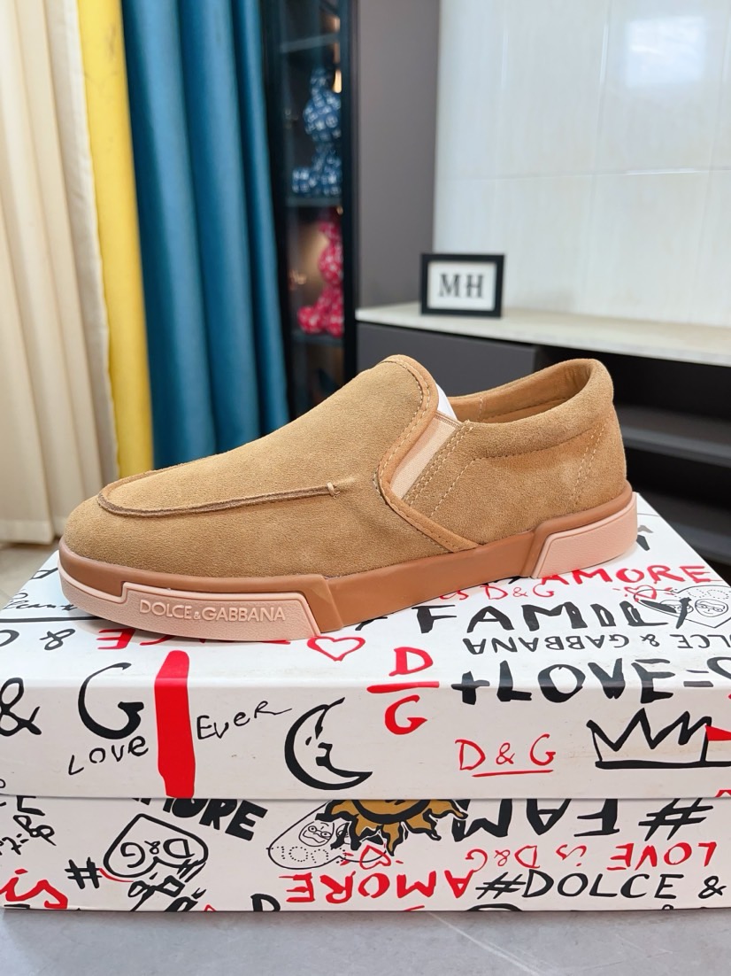 NO:680841,'Dolce & Gabbana DG' original imported first-layer cowhide and sheepskin lining, lightweight, comfortable and versatile, original special outsole is deeply favored by trendy men. The contrast quality is exquisite and luxurious, super A level!  Version comparison, not bad at all!  Code number 38-46,,Dolce&Gabbana,cowhide,sheepskin19860909《Dolce＆Gabbana DG》原版进口头层牛皮羊皮内里,上脚轻便、舒适 、百搭、原版特供大底深受潮流男士的青睐欢迎对比品质精致奢华,超A级别！版型对比,丝毫不差！码数38-46,,Dolce&Gabbana,cowhide,sheepskin,Men's shoes