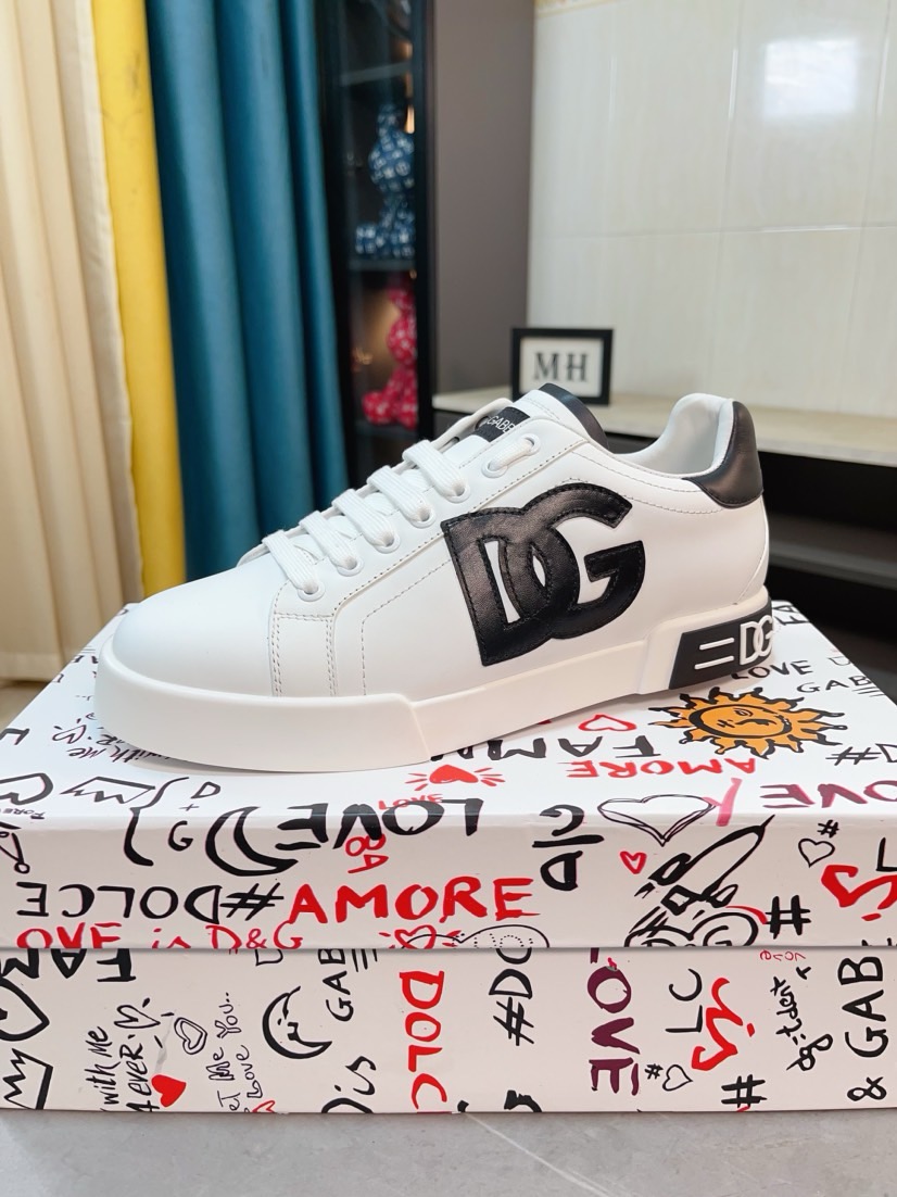 NO:680850,'Dolce & Gabbana DG' original imported first-layer cowhide and sheepskin lining, lightweight, comfortable and versatile, original special outsole is deeply favored by trendy men. The contrast quality is exquisite and luxurious, super A level!  Version comparison, not bad at all!  Size 36-46,,Dolce&Gabbana,cowhide,sheepskin19860909《Dolce＆Gabbana DG》原版进口头层牛皮羊皮内里,上脚轻便、舒适 、百搭、原版特供大底深受潮流男士的青睐欢迎对比品质精致奢华,超A级别！版型对比,丝毫不差！码数36-46,,Dolce&Gabbana,cowhide,sheepskin,Men's shoes