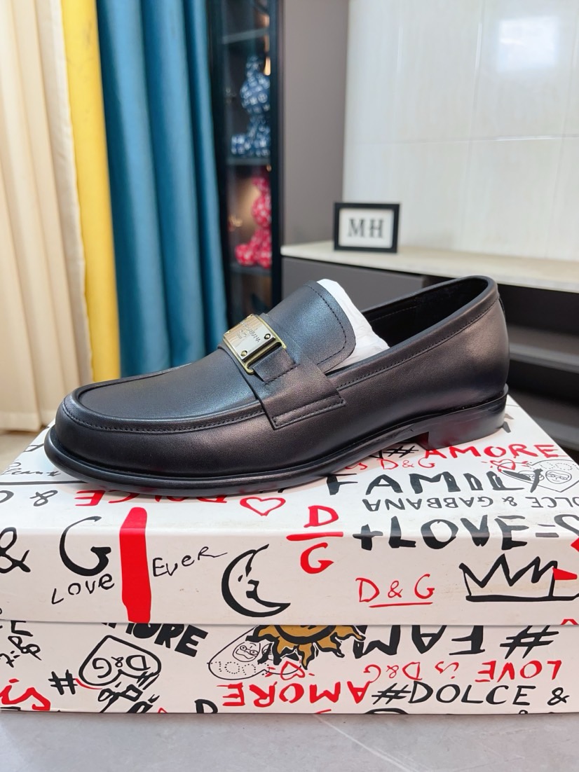 NO:690370,[DG Dolce & Gabbana] High-end customized leather shoes. The upper is made of imported cowhide and original hardware. I believe you will be impressed from the first moment you see it. The avant-garde atmosphere can no longer fully interpret its elegance. AAA grade rubber outsole is super comfortable. The original last from the counter guarantees its original version and quality. The upper is simple and the cowhide lining ensures its comfort and breathability. Only a pair of truly good shoes has its unique soul and famous quality.  The first choice for successful people, regular size 38-44 (45 customized,,Dolce&Gabbana,cowhide19860909【DG 杜嘉班纳】高端定制皮鞋 鞋面采用进口胎牛皮 原版五金 相信从您见到它的第一眼起就会有眼前一亮的感觉 大气前卫已经不能完全诠释了它的优雅 AAA级橡胶大底 超舒适 专柜原版套楦 保证了其原有版型及品质 鞋面简约 牛皮内里 保证了其舒适及透气性 一双真正的好鞋才有它特有的灵魂 名门品质 成功人士的首选 正码 38-44(45订做,,Dolce&Gabbana,cowhide,Men's shoes