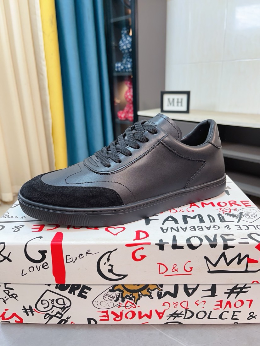 NO:704588,'Dolce & Gabbana DG' original imported first-layer cowhide and sheepskin lining, lightweight, comfortable and versatile, original special outsole is deeply favored by trendy men. The contrast quality is exquisite and luxurious, super A level!  Version comparison, no difference at all!  Size 36-46,,Dolce&Gabbana,cowhide,sheepskin19860909《Dolce＆Gabbana DG》原版进口头层牛皮羊皮内里,上脚轻便、舒适 、百搭、原版特供大底深受潮流男士的青睐欢迎对比品质精致奢华,超A级别！版型对比,丝毫不差！码数36-46,,Dolce&Gabbana,cowhide,sheepskin,Men's shoes