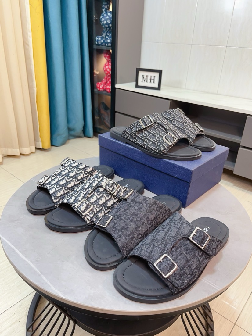 NO:898210,Dior Aqua men's sandals and slippers. Showcasing Dior haute couture style design. Dior gray suede straps are embellished with aluminum Dior buckles to enhance style. Paired with comfortable tonal notch soles, they can be easily paired with shorts or jeans for a refined look. Main body is suede calfskin, technical fabric lining calfskin, with adjustable straps and aluminum Dior buckle Dior gray EVA insole  Tonal notch rubber outsole splicing structure size38-44 (45.46 customized), dior, dior, sandals, slippers, shorts, jeans, cowhide19860909Dior Aqua 男士凉鞋拖鞋.展现 Dior 高订风格设计.迪奥灰绒面革饰带点缀以铝质 Dior 搭扣提升格调.搭配舒适的同色调凹口鞋底,可与短裤或牛仔裤轻松搭配,打造精致造型.主体绒面牛皮革,科技面料里料牛皮革,搭配可调节饰带搭配铝质 Dior 搭扣迪奥灰 EVA 内底 同色调凹口橡胶外底拼接结构size38-44（45.46定制）,,dior,dior,sandals,slippers,shorts,jeans,cowhide,Men's shoes