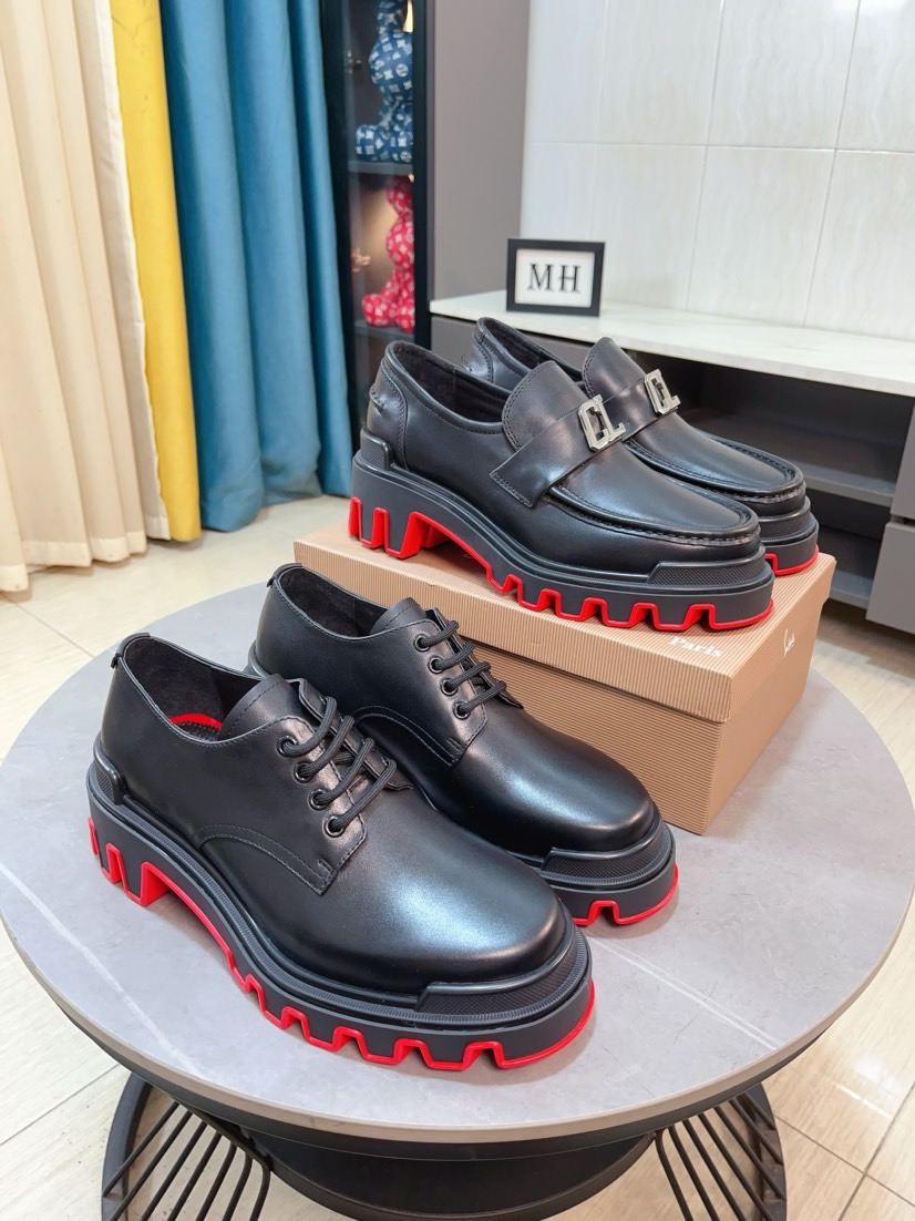 NO:780756,CL New Formal Leather Shoes Low-top Christia* Loubouti* Red-soled Shoes GREGGO Men's Oxford Shoes Official Price Made of imported cowhide/glossy patent leather/stitched contrasting high silk suede, made of glossy small square tip design, iconic red outsole, extremely personalized shoes. Original color cowhide lining, original Italian leather outsole; fine workmanship brings you a luxurious experience, clean silhouette and straightforwardness, GREGGO men's Oxford shoes  It is an Oxford shoe type born for city roaming. Standard leather shoe size: 38～44# (45 customized), christian louboutin, cowhide, Leather soles19860909CL 新品正装鞋皮鞋 低帮Christia* Loubouti* 红底鞋 GREGGO 男士牛津鞋 官方售价 采用进口牛皮/亮面漆皮/ 拼接撞色高丝光反毛皮制成光面小方尖头设计标志性红色大底、极致个性的鞋款 原色牛皮内里意大利原版真皮大底；精细做带给您奢华体验利落轮廓率性而立,GREGGO男士牛津鞋 是为城市漫游而诞生的牛津鞋鞋型,标准皮鞋码数: 38～44#（45定做）,,christian louboutin,cowhide,Leather soles,Men's shoes