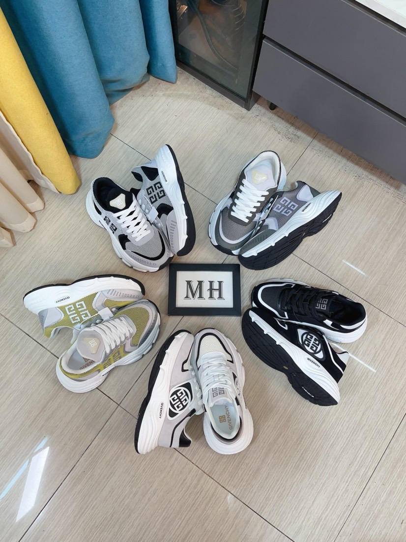 NO:956826,'GIVENCHY' · Givenchy · High-end version. The uppers are printed with imported Italian brand logos and are on sale simultaneously at the counter. The printed fabrics with the imported Italian brand's logo are full of luxury. The sheepskin lining is double-layered, which makes the feet feel comfortable. The soles are specially provided by the original factory with air cushions and tup foam outsole. They are light and comfortable. You can go in and out of the counter at will. Numbers are 38 to 44. Counter packaging,,givenchy,givenchy,sheepskin19860909《GIVENCHY》·纪梵希 ·高端版本 专柜同步发售鞋面意大利进口品牌logo印花布匹尽显奢华,羊皮内里加上双层组合,脚感舒适,鞋底原厂特供气垫tup发泡大底,轻便,舒适,随意进出专柜 码数38到44,专柜包装,,givenchy,givenchy,sheepskin,Men's shoes