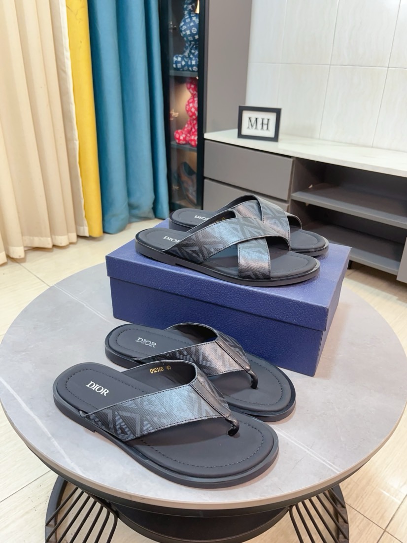 NO:853334,Dior Aqua men's sandals and slippers. Showcasing Dior haute couture style design. Dior gray suede straps are embellished with aluminum Dior buckles to enhance style. Paired with comfortable tonal notch soles, they can be easily paired with shorts or jeans for a refined look. Main body is suede calfskin, technical fabric lining calfskin, with adjustable straps and aluminum Dior buckle Dior gray EVA insole  Tonal notch rubber outsole splicing structure size38-44 (45.46 customized), dior, dior, sandals, slippers, shorts, jeans, cowhide19860909Dior Aqua 男士凉鞋拖鞋.展现 Dior 高订风格设计.迪奥灰绒面革饰带点缀以铝质 Dior 搭扣提升格调.搭配舒适的同色调凹口鞋底,可与短裤或牛仔裤轻松搭配,打造精致造型.主体绒面牛皮革,科技面料里料牛皮革,搭配可调节饰带搭配铝质 Dior 搭扣迪奥灰 EVA 内底 同色调凹口橡胶外底拼接结构size38-44（45.46定制）,,dior,dior,sandals,slippers,shorts,jeans,cowhide,Men's shoes