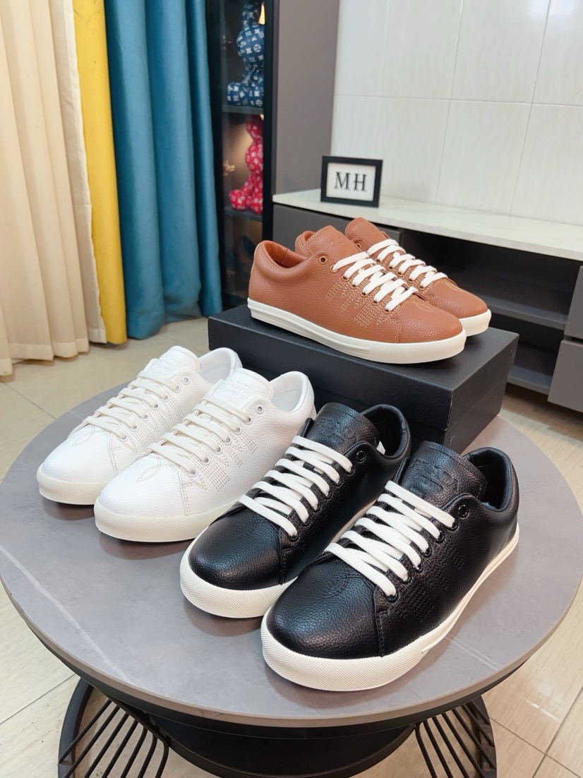 NO:779774,Prada's luxurious and fashionable high-end products. The perfect last shape and top-notch handcrafting make this shoe immediately create a strong aristocratic atmosphere. Imported first-layer cowhide with brogue carving craftsmanship, leather lining, French imported leather shoes special rubber combination outsole color, mysterious black, code number 38~44, prada, prada, cowhide19860909普拉达〈prada〉奢华时尚的高端产品完美的楦型加上顶级的手工制作,使得本款鞋子立马形成了一股浓郁的贵族气息.进口头层牛皮搭配布洛克雕花工艺真皮内里法国进口皮鞋专用橡胶组合大底颜色神秘黑码数38～44,,prada,prada,cowhide,Men's shoes