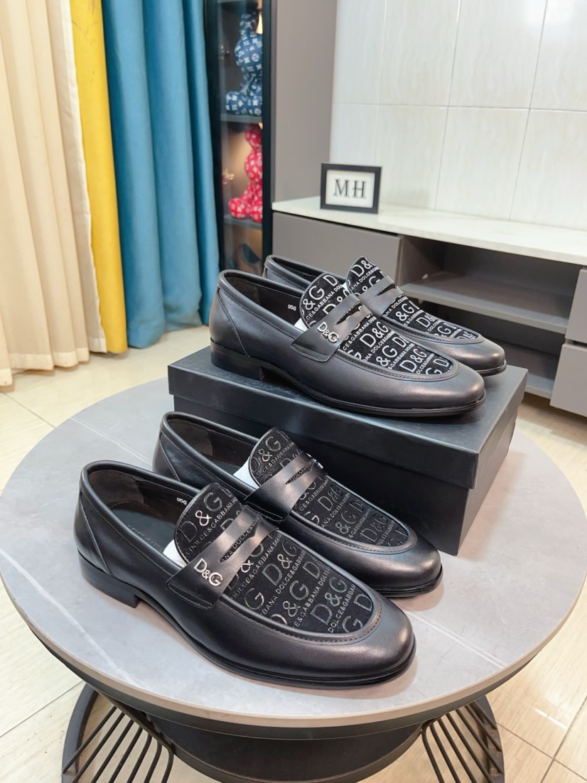 NO:780172,[DG Dolce & Gabbana] High-end customized leather shoes. The upper is made of imported cowhide and original hardware. I believe you will be impressed from the first moment you see it. The avant-garde atmosphere can no longer fully interpret its elegance. AAA grade rubber outsole is super comfortable. The original last from the counter guarantees its original version and quality. The upper is simple and the cowhide lining ensures its comfort and breathability. Only a pair of truly good shoes has its unique soul and famous quality.  The first choice for successful people, regular size 38-44 (45 customized,,Dolce&Gabbana,cowhide19860909【DG 杜嘉班纳】高端定制皮鞋 鞋面采用进口胎牛皮 原版五金 相信从您见到它的第一眼起就会有眼前一亮的感觉 大气前卫已经不能完全诠释了它的优雅 AAA级橡胶大底 超舒适 专柜原版套楦 保证了其原有版型及品质 鞋面简约 牛皮内里 保证了其舒适及透气性 一双真正的好鞋才有它特有的灵魂 名门品质 成功人士的首选 正码 38-44(45订做,,Dolce&Gabbana,cowhide,Men's shoes