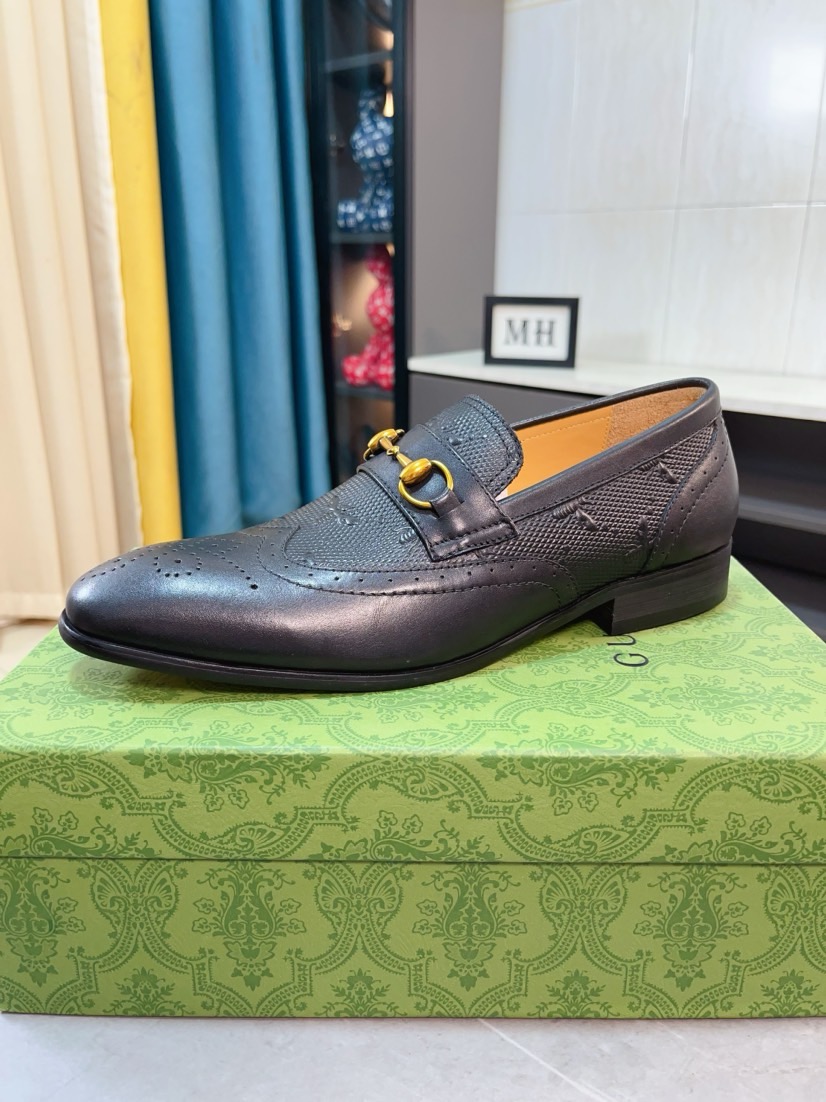 NO:780731,[GUCCI Gucci] A new style of formal men's leather shoes is coming~ The original quality upper is made of patent leather imported from Italy, the leather is soft and delicate, comfortable and soft first-layer cowhide lining, rubber wear-resistant outsole, the shoe shape is dignified and domineering, and the luxury charm is unobstructed!  Natural and free nouveau riche, leading the trend. Size 38-44, gucci, cowhide19860909牛里【GUCCI古奇】正装男士皮鞋新款来袭～原版质量鞋面采用意大利进口漆皮,皮质柔软细腻,舒适柔软头层牛皮里,橡胶耐磨大底,鞋型端庄霸气,奢华魅力无所掩盖！自然洒脱的新贵主义,引领潮流.码数38-44,,gucci,cowhide,Men's shoes
