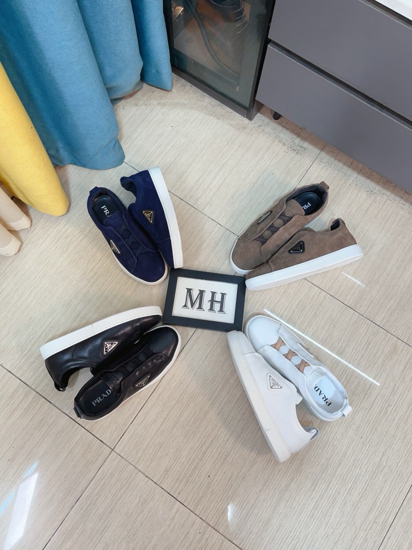 NO:781101,Prada's luxurious and fashionable high-end products. The perfect last shape and top-notch handcrafting make this shoe immediately create a strong aristocratic atmosphere. Imported first-layer cowhide with brogue carving craftsmanship, leather lining, French imported leather shoes special rubber combination outsole color, mysterious black, code number 38~44, prada, prada, cowhide19860909普拉达〈prada〉奢华时尚的高端产品完美的楦型加上顶级的手工制作,使得本款鞋子立马形成了一股浓郁的贵族气息.进口头层牛皮搭配布洛克雕花工艺真皮内里法国进口皮鞋专用橡胶组合大底颜色神秘黑码数38～44,,prada,prada,cowhide,Men's shoes