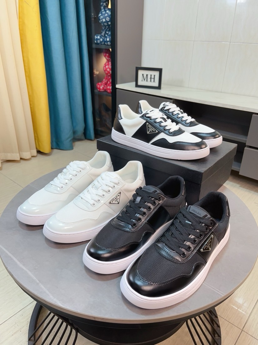 NO:781127,Prada's luxurious and fashionable high-end products. The perfect last shape and top-notch handcrafting make this shoe immediately create a strong aristocratic atmosphere. Imported first-layer cowhide with brogue carving craftsmanship, leather lining, French imported leather shoes special rubber combination outsole color, mysterious black, code number 38~44, prada, prada, cowhide19860909普拉达〈prada〉奢华时尚的高端产品完美的楦型加上顶级的手工制作,使得本款鞋子立马形成了一股浓郁的贵族气息.进口头层牛皮搭配布洛克雕花工艺真皮内里法国进口皮鞋专用橡胶组合大底颜色神秘黑码数38～44,,prada,prada,cowhide,Men's shoes