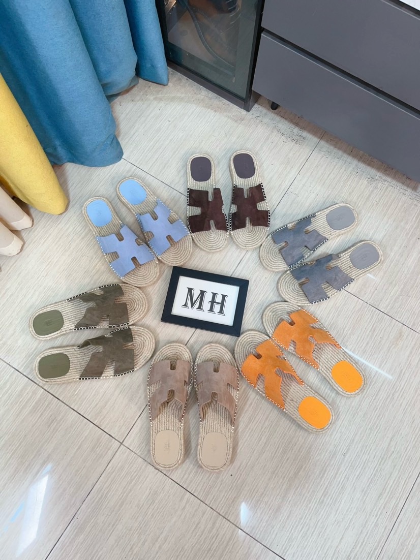 NO:955024,High-end version. 'HERMES' Hermès ♂ Men's casual slippers, compare quality at counters ♂ The upper layer of lychee leather is hand-drawn, raw rubber is breathable and non-slip, the lining is breathable and comfortable lambskin, the density is comfortable, the original rubber outsole is wear-resistant, code number is 38-44. Can be customized 45-46-47,, hermes, hermes, slippers, cowhide, sheepskin19860909高端版本.《HERMES》爱马仕 ♂男士拖鞋休闲款,专柜对比质量♂ 鞋面头层荔牛皮做工纯手工拉线,生胶透气防滑大底,内里透气舒适小绵羊羊皮,密度舒适,原版橡胶大底耐磨 码数38-44.可定做45-46-47,,hermes,hermes,slippers,cowhide,sheepskin,Men's shoes