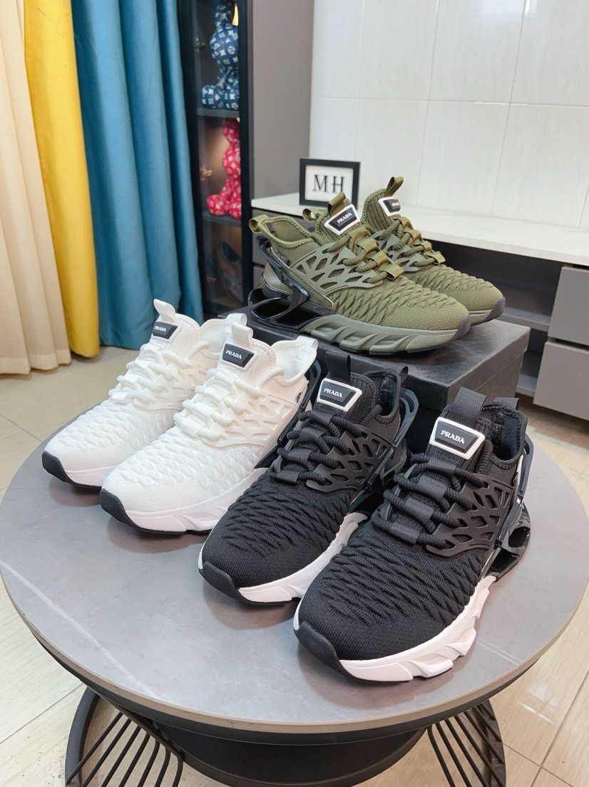 NO:832017,Prada's luxurious and fashionable high-end products. The perfect last shape and top-notch handcrafting make this shoe immediately create a strong aristocratic atmosphere. Imported first-layer cowhide with brogue carving craftsmanship, leather lining, French imported leather shoes special rubber combination outsole color, mysterious black, code number 38~44, prada, prada, cowhide19860909普拉达〈prada〉奢华时尚的高端产品完美的楦型加上顶级的手工制作,使得本款鞋子立马形成了一股浓郁的贵族气息.进口头层牛皮搭配布洛克雕花工艺真皮内里法国进口皮鞋专用橡胶组合大底颜色神秘黑码数38～44,,prada,prada,cowhide,Men's shoes