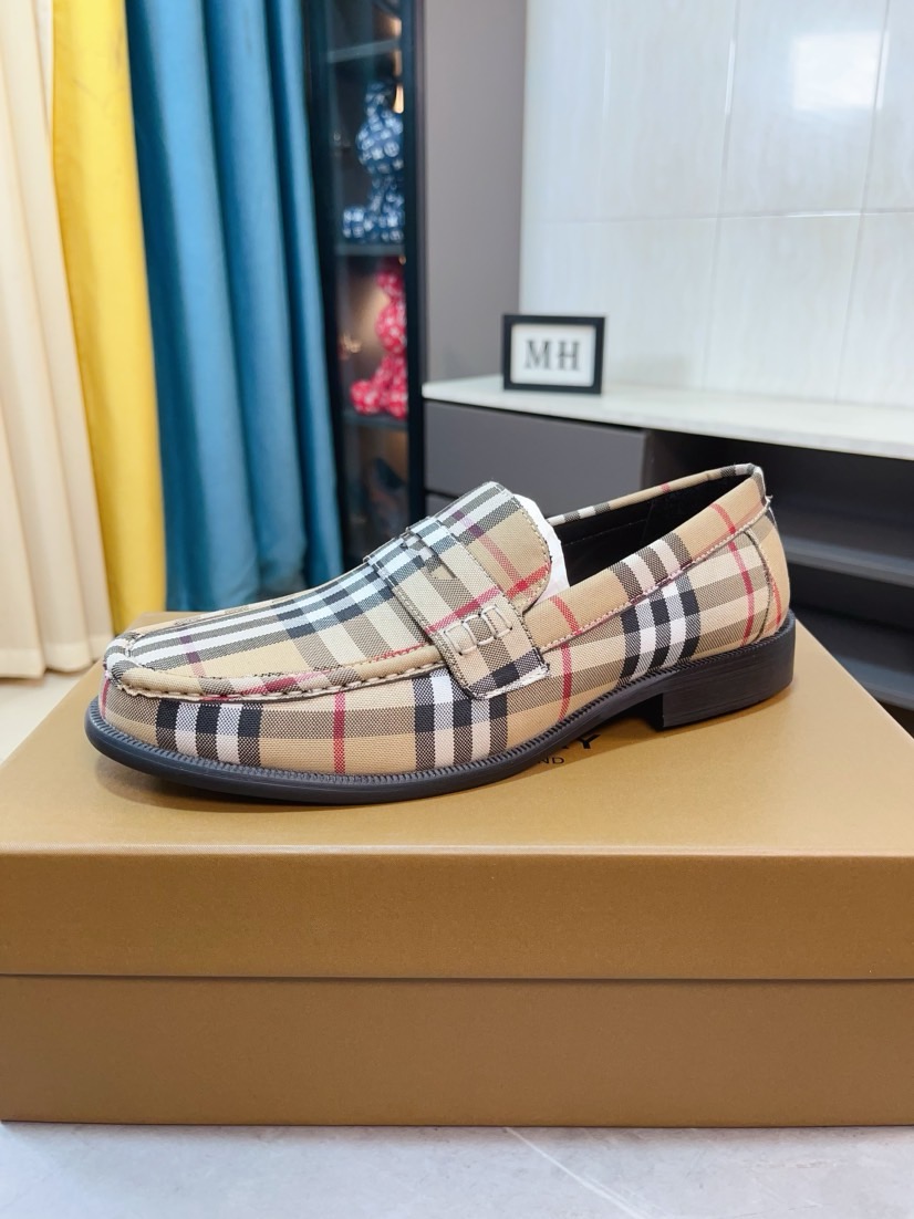 NO:833354,(Burberry) men's leather shoes are of original quality, high-end boutiques that are instant hits in all markets, with exquisite details. The uppers are made of imported cowhide with brand pattern leather lining, original outsole, purely handmade, comfortable and breathable, classic craftsmanship, fine workmanship, black size, 38-44,, burberry, cowhide19860909(巴宝莉)男士皮鞋原单品质,高端精品 秒杀一切市场,细节精致考究,鞋面采用进口牛皮压品牌花纹真皮内里,原版大底,纯手工制做,舒适透气,工艺精典,做工精细,码数黑色,38-44,,burberry,cowhide,Men's shoes