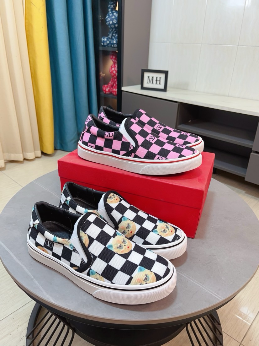 NO:833947,[VALENTl Valentino] New men's low-top casual sports sneakers, one of the most popular items. Made of first-layer cowhide upper. Two cowhide laminations are used on the sides. It has a three-dimensional effect. The leather incisions are all oil-edged. Contrast color design. Simple style. Fashionable sports. Customized metal LOGO nameplate to embellished shoelaces. Exclusive control of the top version. Supports comparison. Sheepskin lining. Original rubber outsole. Daily casual essentials. Suitable for various occasions. Check it out if you pursue high quality. Super cool on the feet.  Comes with original packaging!  Size38-44,,valentino,valentino,cowhide,sheepskin19860909【VALENTl华伦天奴】新款男士低帮休闲运动板鞋,最受欢迎的单品之一 采用头层牛皮鞋面 侧面采用两张牛皮贴合处理 富有立体感 皮料切口均油边处理 撞色设计 简约风格 时尚运动 定制金属LOGO铭牌点缀鞋带 独家控货顶级版 支持对比 羊皮内里 原版橡胶大底 日常休闲必备单品 适合各种场合 追求高品质的看过来 上脚超酷 配原包装！ Size38-44,,valentino,valentino,cowhide,sheepskin,Men's shoes