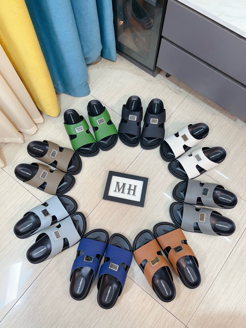 NO:888639,DG men's sandals and slippers. Show high-end style design. DG straps are embellished with aluminum DG buckles to enhance style. Paired with comfortable tonal notch soles, they can be easily matched with shorts or jeans to create a refined look. Main body is cow leather, technical fabric lining cow leather, with adjustable straps and aluminum DG buckles EVA insole  Tonal notched rubber outsole splicing structure 39-45, 46 customized, sandals, slippers, shorts, jeans, cowhide19860909DG 男士凉鞋拖鞋.展现 高订风格设计.DG饰带点缀以铝质 DG搭扣提升格调.搭配舒适的同色调凹口鞋底,可与短裤或牛仔裤轻松搭配,打造精致造型.主体牛皮革,科技面料里料牛皮革,搭配可调节饰带搭配铝质 DG搭扣 EVA 内底 同色调凹口橡胶外底拼接结构39-45,46定做,,sandals,slippers,shorts,jeans,cowhide,Men's shoes