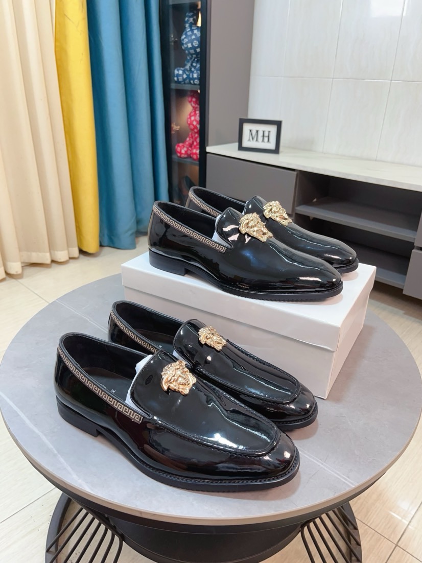 NO:854476,[Versace] Versace's top sneaker series, new Milan men's fashion week casual slip-on style. The upper is made of imported calfskin with a super smooth texture (refuses to fade and grind the feet). It is environmentally friendly and full-calf lining is sweat-absorbent and breathable. The original molded outsole is low-key and generous. The on-foot effect is great!  Men's leather shoes size 38-44,versace,versace,cowhide19860909【Versace】范思哲顶级板鞋系列 新米兰男时装周休闲套脚款 鞋面采用进口小牛皮超滑质感（拒绝褪色磨脚）环保全牛里吸汗透气 ,原版开模大底.低调大方 上脚效果超赞 ！ 男皮鞋码数38-44,,versace,versace,cowhide,Men's shoes