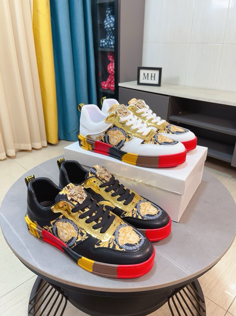NO:955753,【versace】Versace’s latest model is carefully crafted and set off the audience!  An international brand that continues to innovate. This men's casual shoe for all seasons has a cowhide upper, sheepskin lining and a rubber non-slip outsole. It is breathable and comfortable, and its quality speaks for itself. Size 38-44, versace, versace, cowhide, sheepskin19860909【versace】范思哲最新款精心打造,引爆全场！不断创新的国际品牌 此款男士四季款休闲鞋,牛皮鞋面羊皮内里橡胶防滑大底,透气舒适以质量说话 码数38-44,,versace,versace,cowhide,sheepskin,Men's shoes