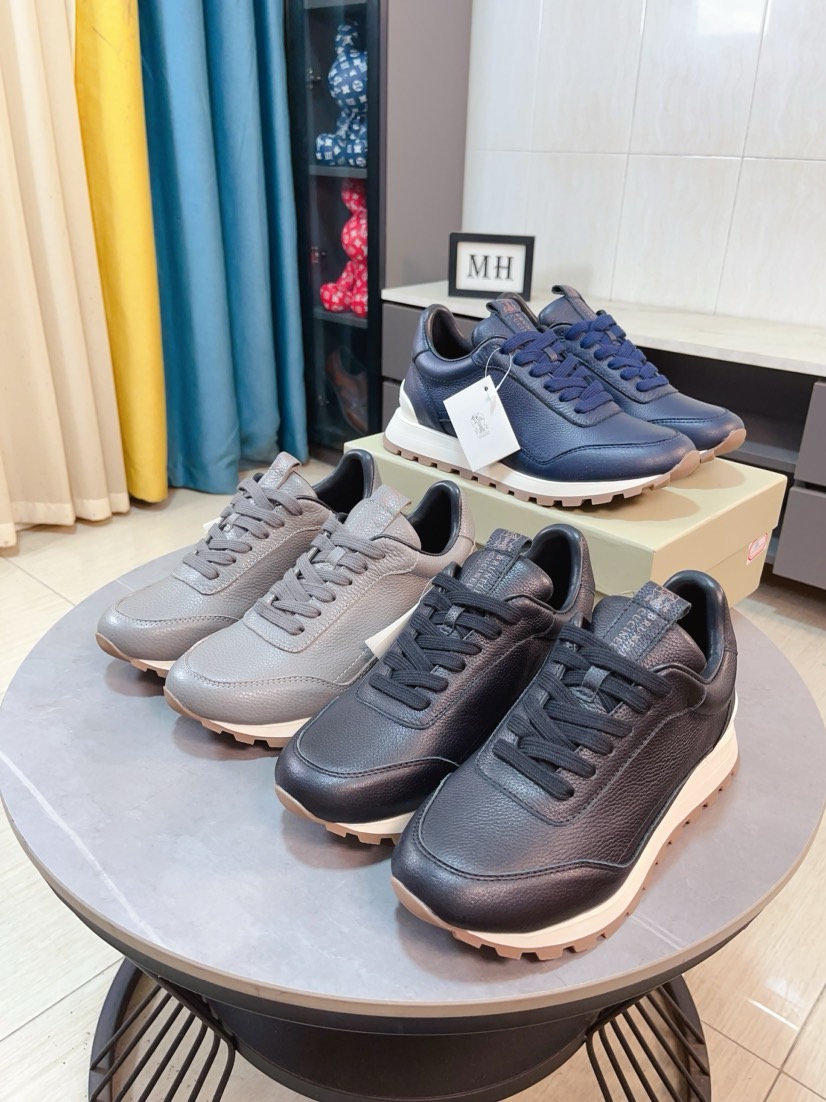 NO:956520,Brunello Cucinelli ss spring and summer new models are shipped, referred to as BC. This brand is the world's top luxury brand from Italy. It is known as the 'King of Cashmere' and 'the world's true luxury' for low-key luxury. The upper is top-quality cashmere + high mercerized elk leather.  The inner lining is made of white benzene-dyed special calfskin + 0.5mm circular punching design. The foot pads are made of high-elastic foam and are aligned with the cowhide lining. They are comfortable, breathable and non-stuffy, and will not fade or slip. The environmentally friendly and harmless T+ outsole is formed in one piece. It is clean and does not need to be glued. The texture is overwhelming and you can see the luxury. Packaging Size 38-44, brunello cucinelli, cowhide19860909Brunello Cucinelli ss春夏新款出货 简称BC 此品牌是来自意大利的世界顶级奢侈品牌,被誉为低调奢华的 “山羊绒之王” 和 “界真正的奢侈品”.鞋面顶级羊绒+高丝光麋皮 内里是本白色苯染专用小牛皮+0.5mm圆形冲孔设计,脚垫高弹发泡与牛里对贴,上脚舒服透气不闷脚,不掉色,不打滑,环保无害T+大底一体成型,干净不开胶.质感爆棚 看得见的奢华 包装 尺码38-44,,brunello cucinelli,cowhide,Men's shoes