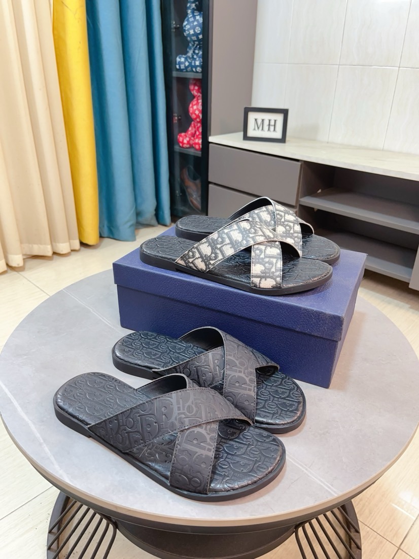 NO:956839,Dior Aqua men's sandals and slippers. Showcasing Dior haute couture style design. Dior gray suede straps are embellished with aluminum Dior buckles to enhance style. Paired with comfortable tonal notched soles, they can be easily paired with shorts or jeans for a refined look. Main body is suede calfskin, technical fabric lining calfskin, with adjustable straps and aluminum Dior buckle Dior gray EVA insole  Tonal notched rubber outsole splicing structure size38-44 (customized at 45.46), dior, dior, sandals, slippers, shorts, jeans, cowhide19860909Dior Aqua 男士凉鞋拖鞋.展现 Dior 高订风格设计.迪奥灰绒面革饰带点缀以铝质 Dior 搭扣提升格调.搭配舒适的同色调凹口鞋底,可与短裤或牛仔裤轻松搭配,打造精致造型.主体绒面牛皮革,科技面料里料牛皮革,搭配可调节饰带搭配铝质 Dior 搭扣迪奥灰 EVA 内底 同色调凹口橡胶外底拼接结构size38-44（45.46定制）,,dior,dior,sandals,slippers,shorts,jeans,cowhide,Men's shoes