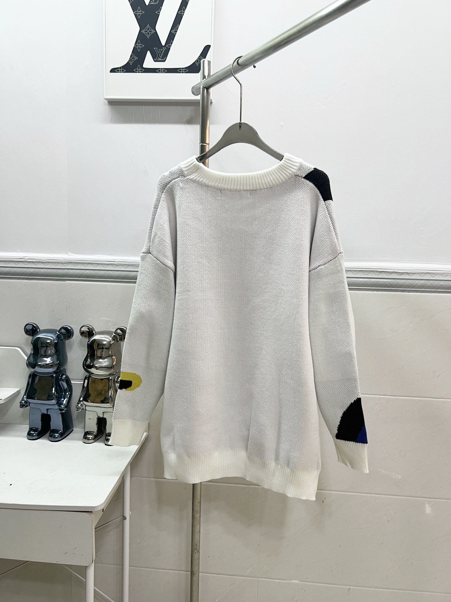 Louis Vuitton White Sweater with Os-Crop Design – DW Section R024 - 图片 2