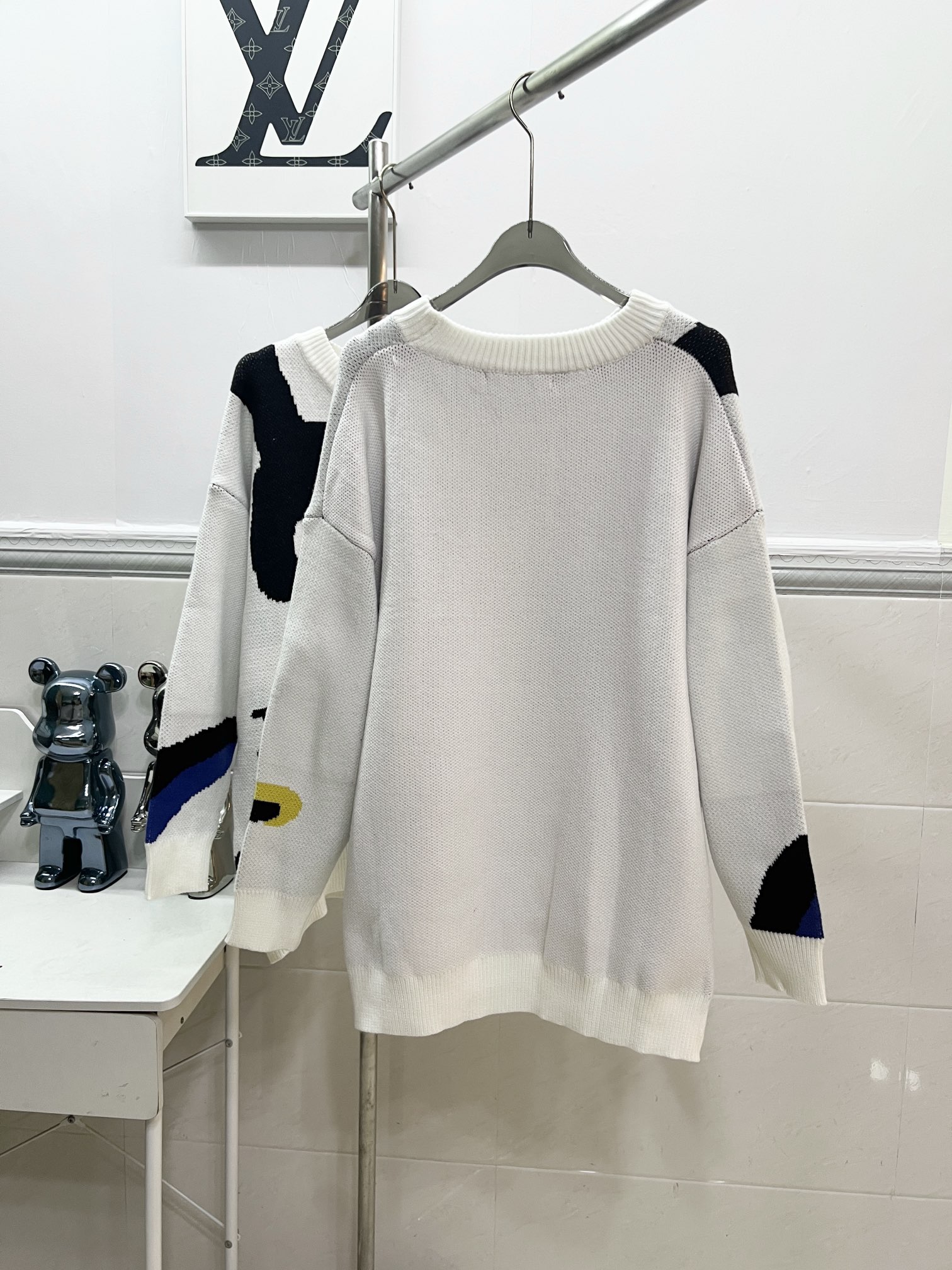 Louis Vuitton White Sweater with Os-Crop Design – DW Section R024 - 图片 4