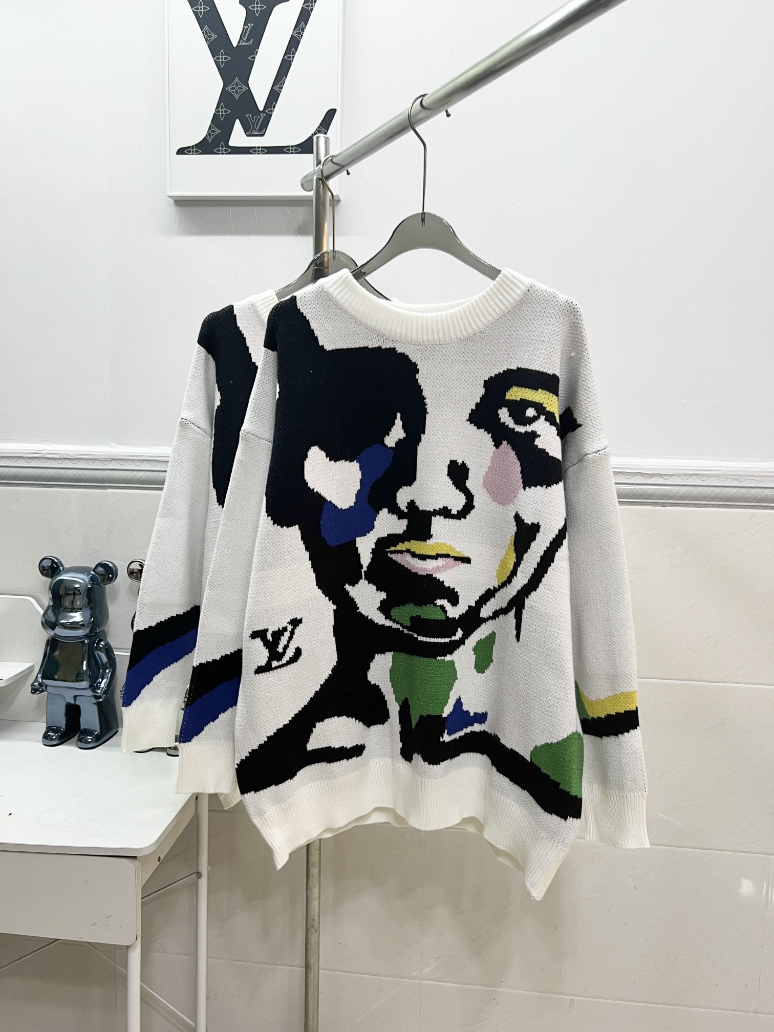 Louis Vuitton White Sweater with Os-Crop Design – DW Section R024 - 图片 3