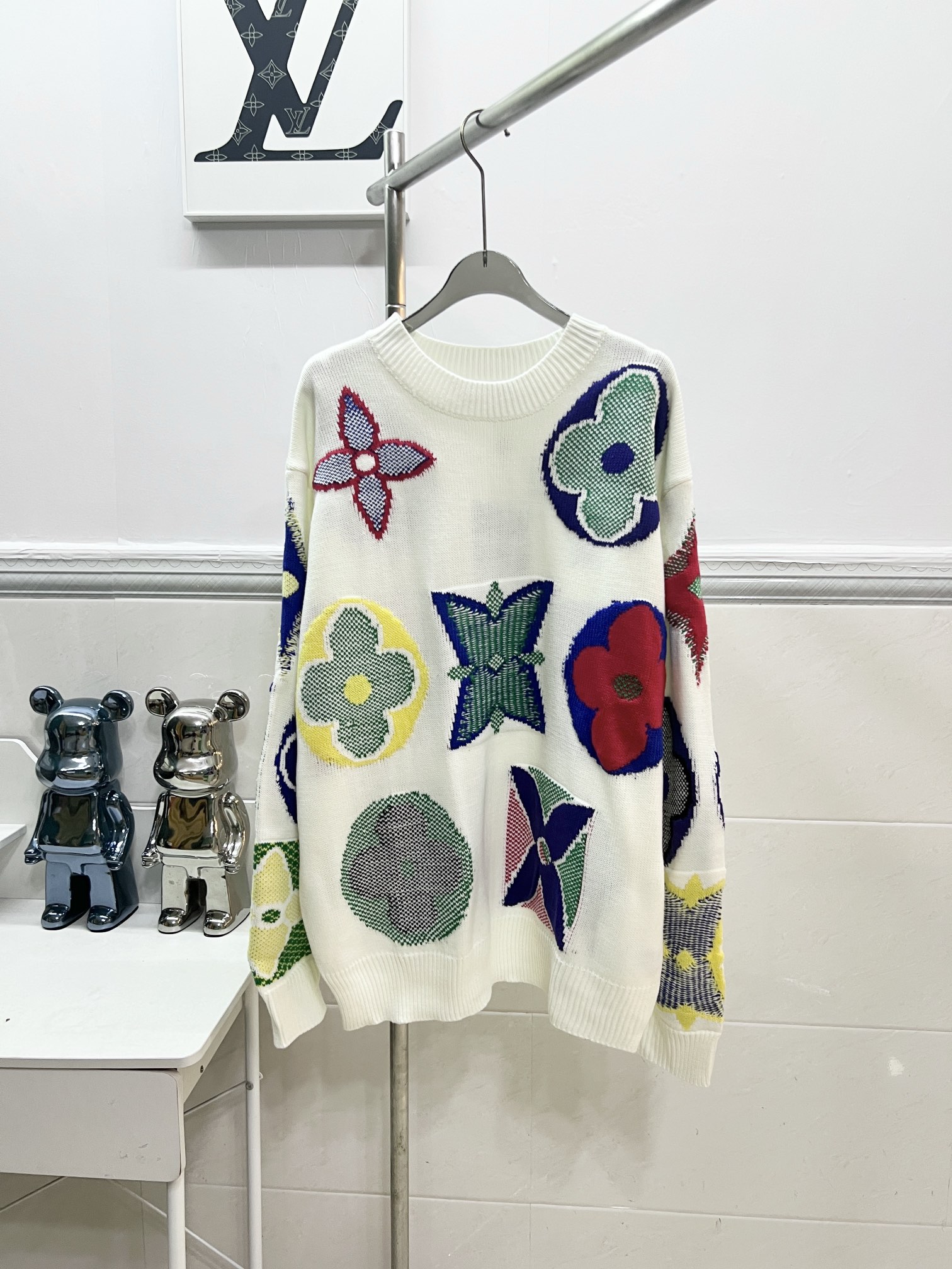 Louis Vuitton Classic Three-Flower Sweater in White, Sizes S-XL - 图片 1
