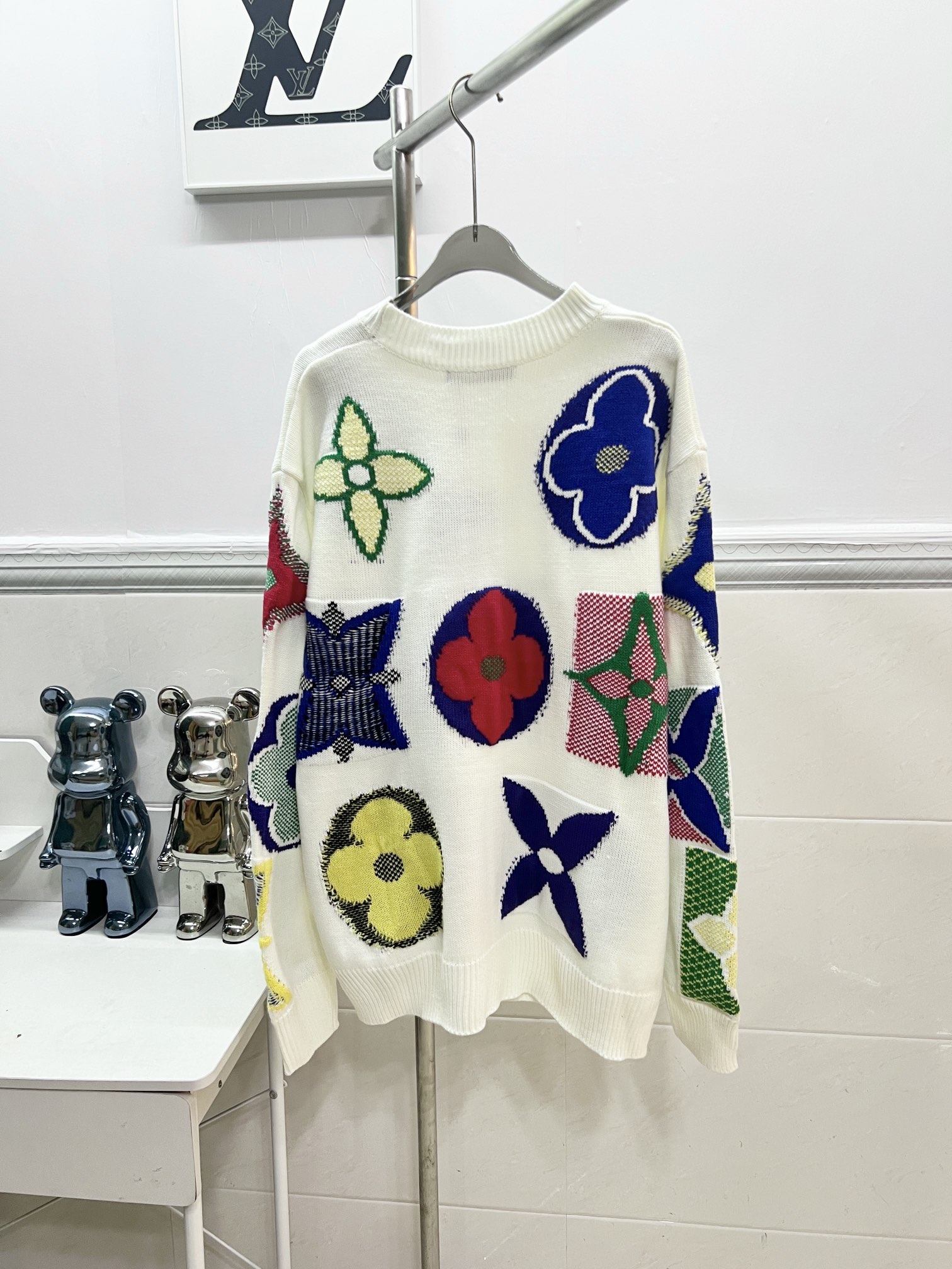 Louis Vuitton Classic Three-Flower Sweater in White, Sizes S-XL - 图片 2