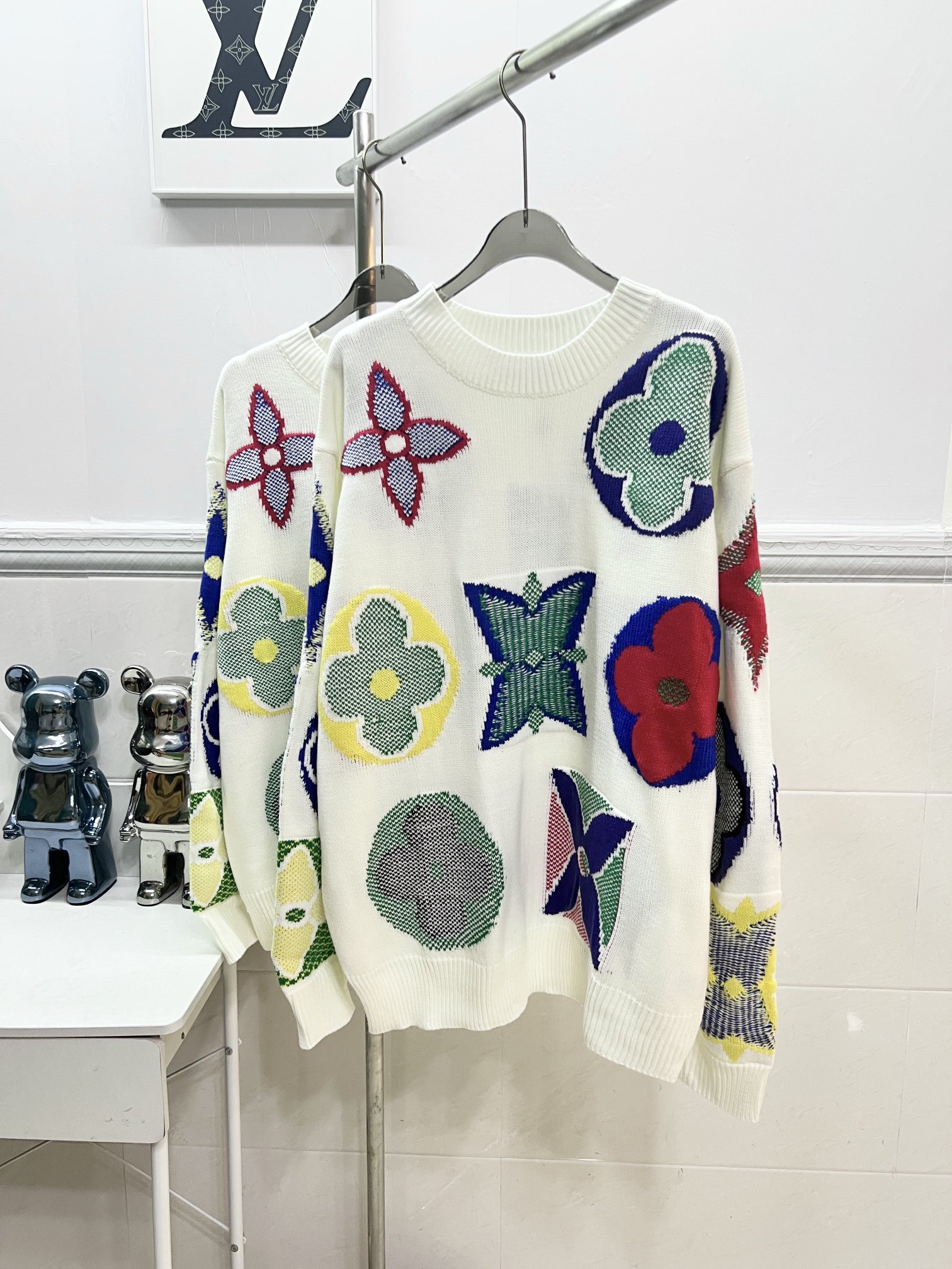 Louis Vuitton Classic Three-Flower Sweater in White, Sizes S-XL - 图片 3
