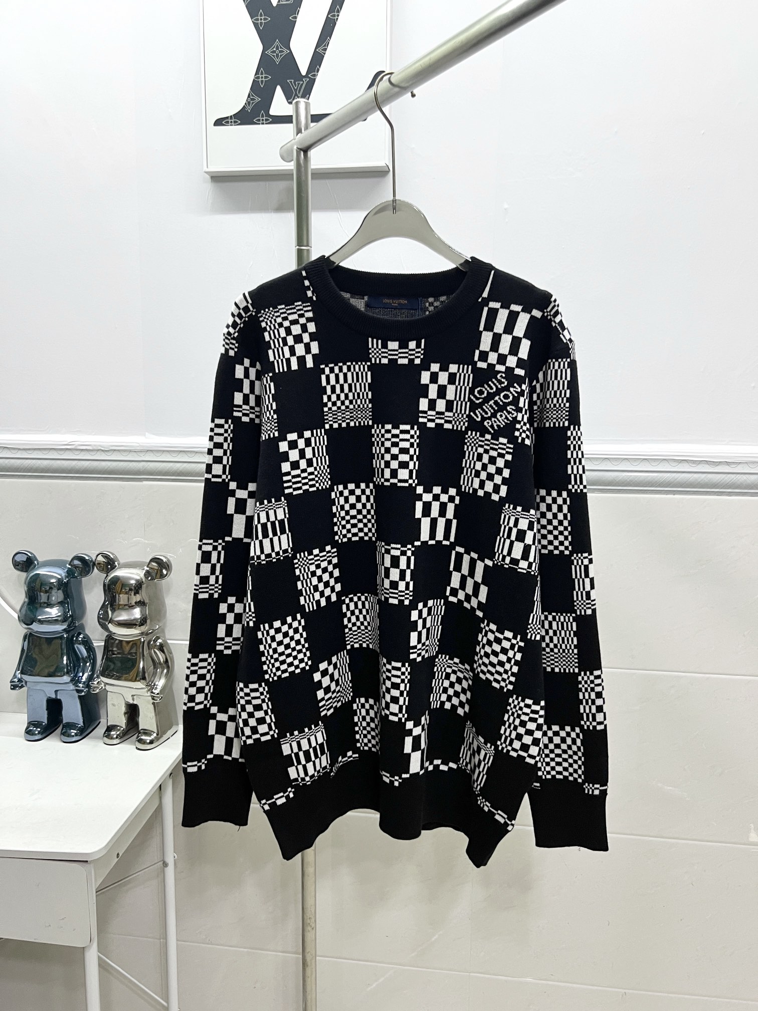 Louis Vuitton Chessway Sweater: Stylish Black Striped Design, Various Sizes Available. - 图片 1