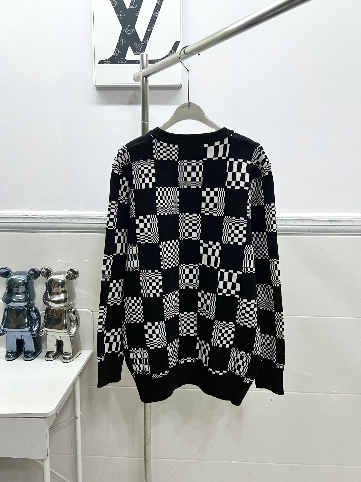 Louis Vuitton Chessway Sweater: Stylish Black Striped Design, Various Sizes Available. - 图片 2