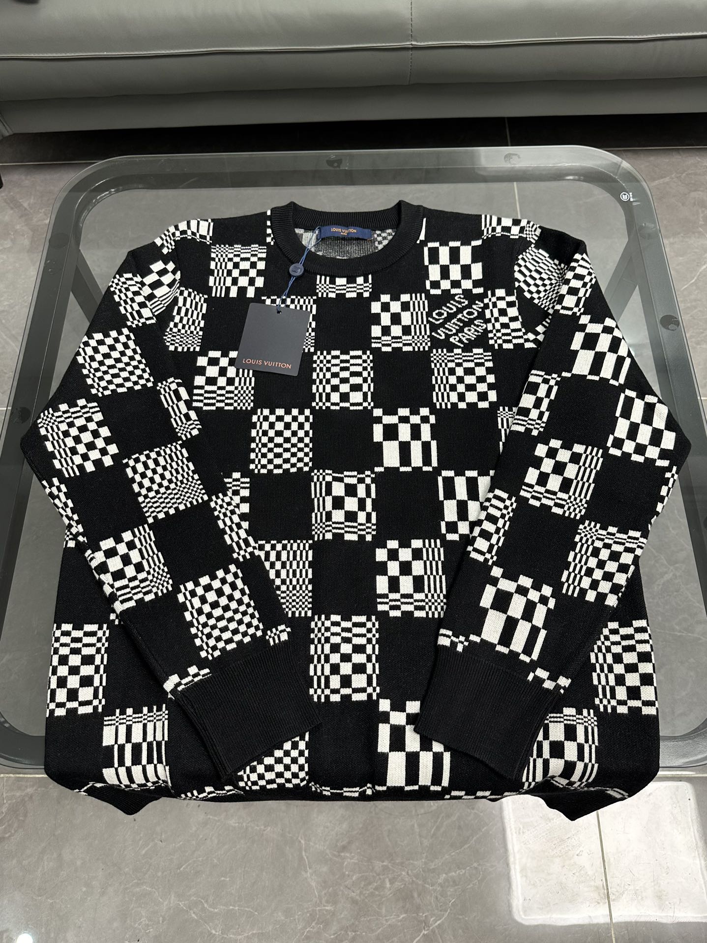 Louis Vuitton Chessway Sweater: Stylish Black Striped Design, Various Sizes Available. - 图片 5