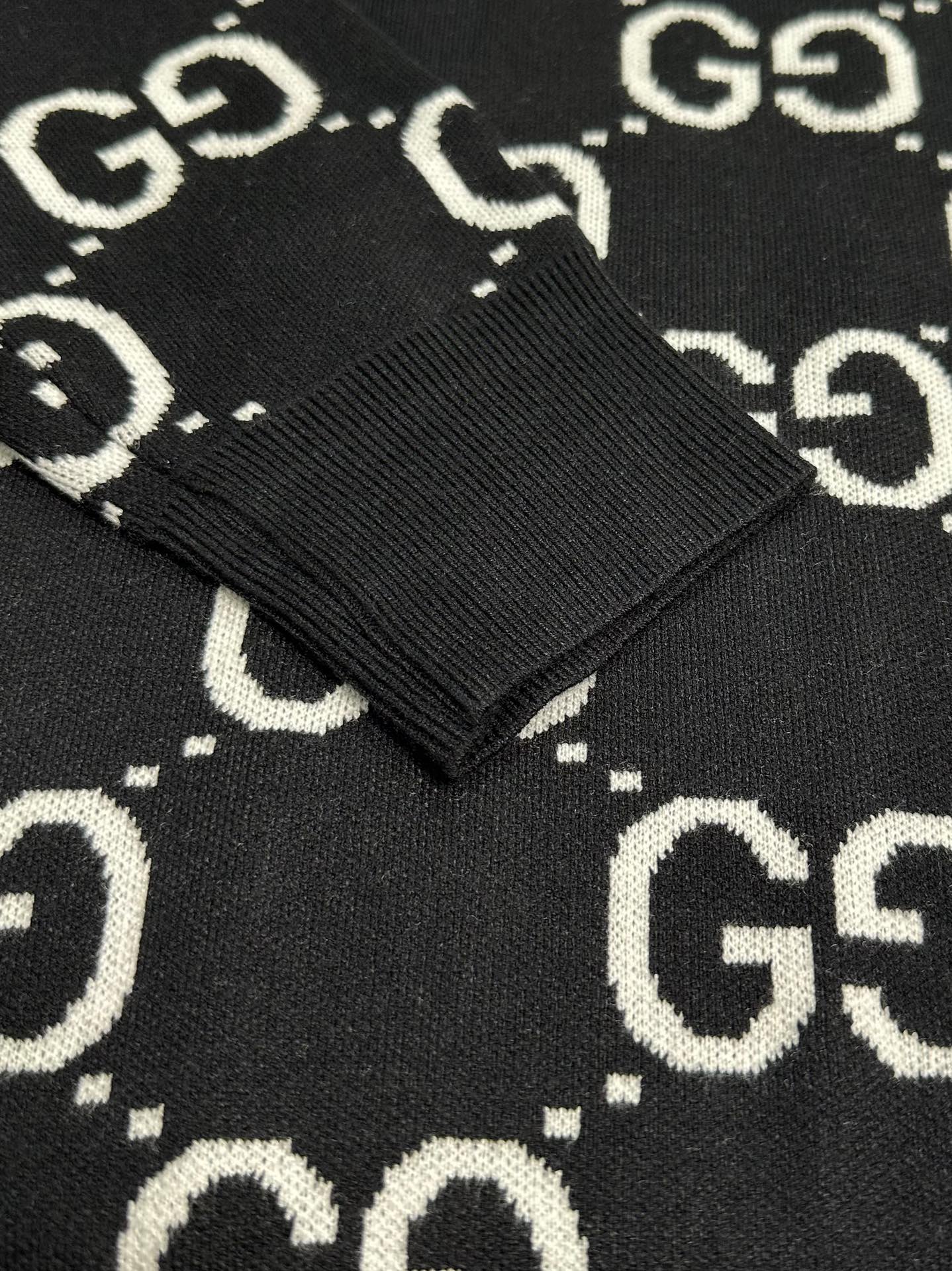 Gucci Groo-Connected Knit Sweater with Soft Silk and Beautiful Details - 图片 8