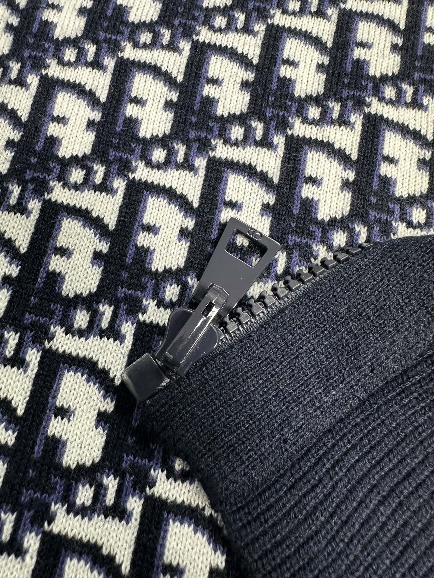 Diordio’s Classic Wool Bouquets: Navy Blue Coats and Hats with Imported Wool - 图片 8