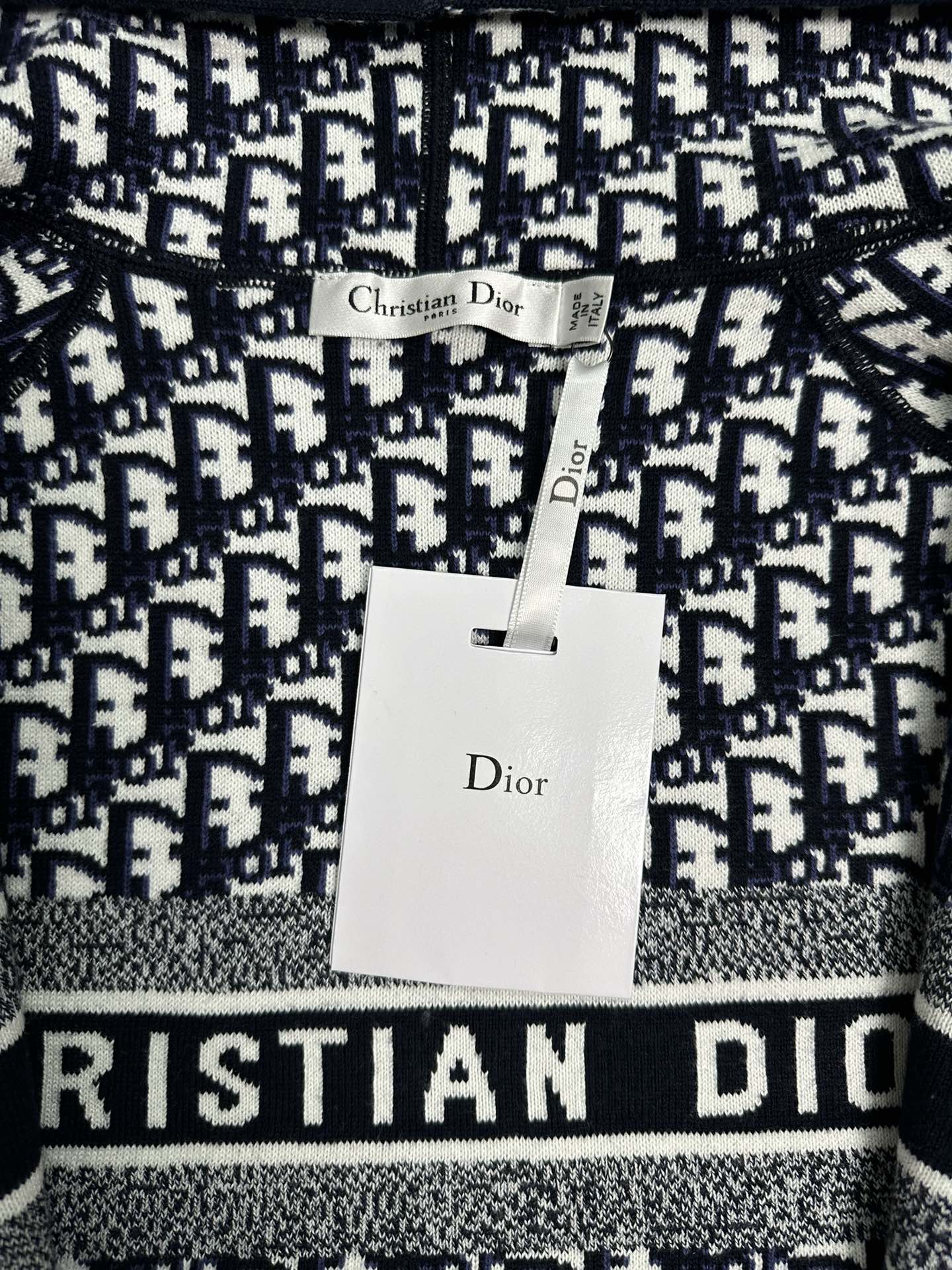 Diordio’s Classic Wool Bouquets: Navy Blue Coats and Hats with Imported Wool - 图片 5