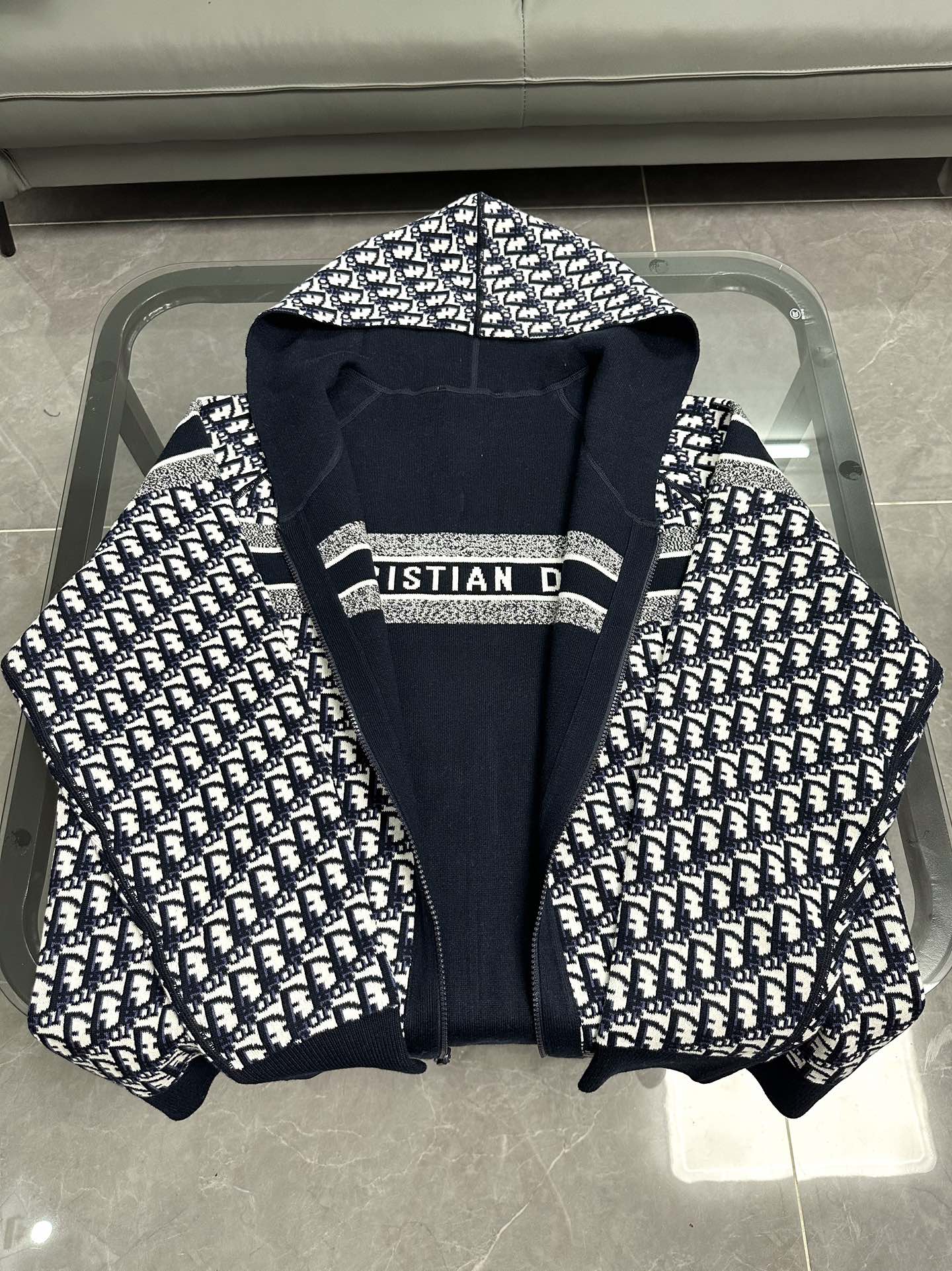 Diordio’s Classic Wool Bouquets: Navy Blue Coats and Hats with Imported Wool - 图片 4