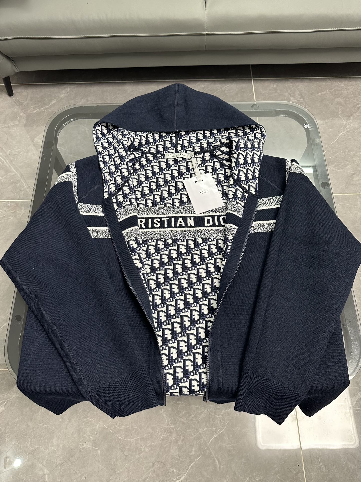 Diordio’s Classic Wool Bouquets: Navy Blue Coats and Hats with Imported Wool - 图片 3