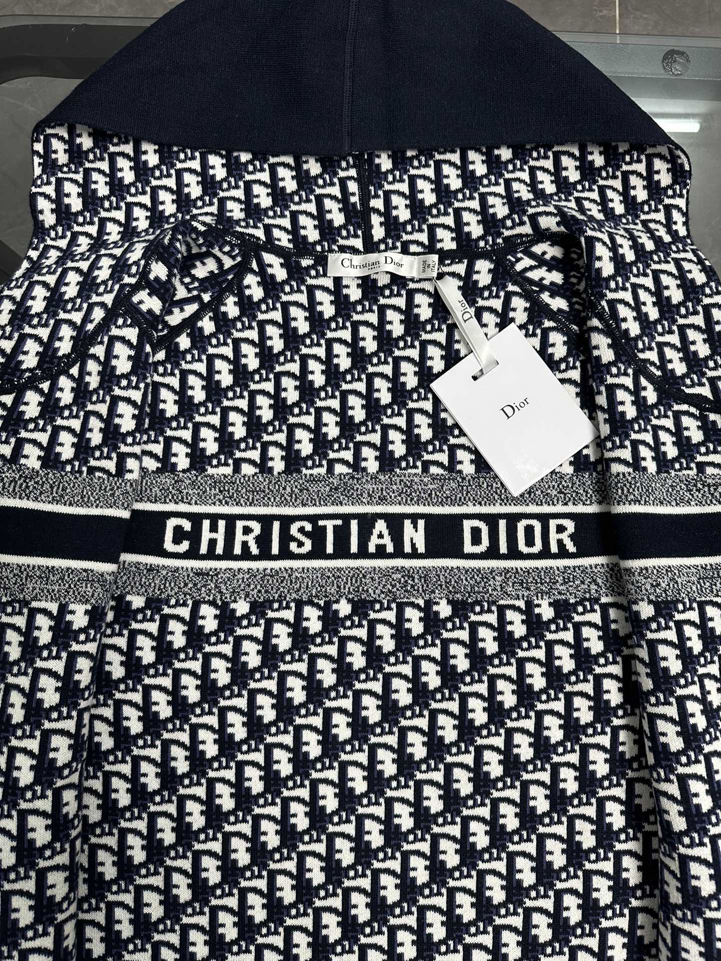 Diordio’s Classic Wool Bouquets: Navy Blue Coats and Hats with Imported Wool - 图片 6