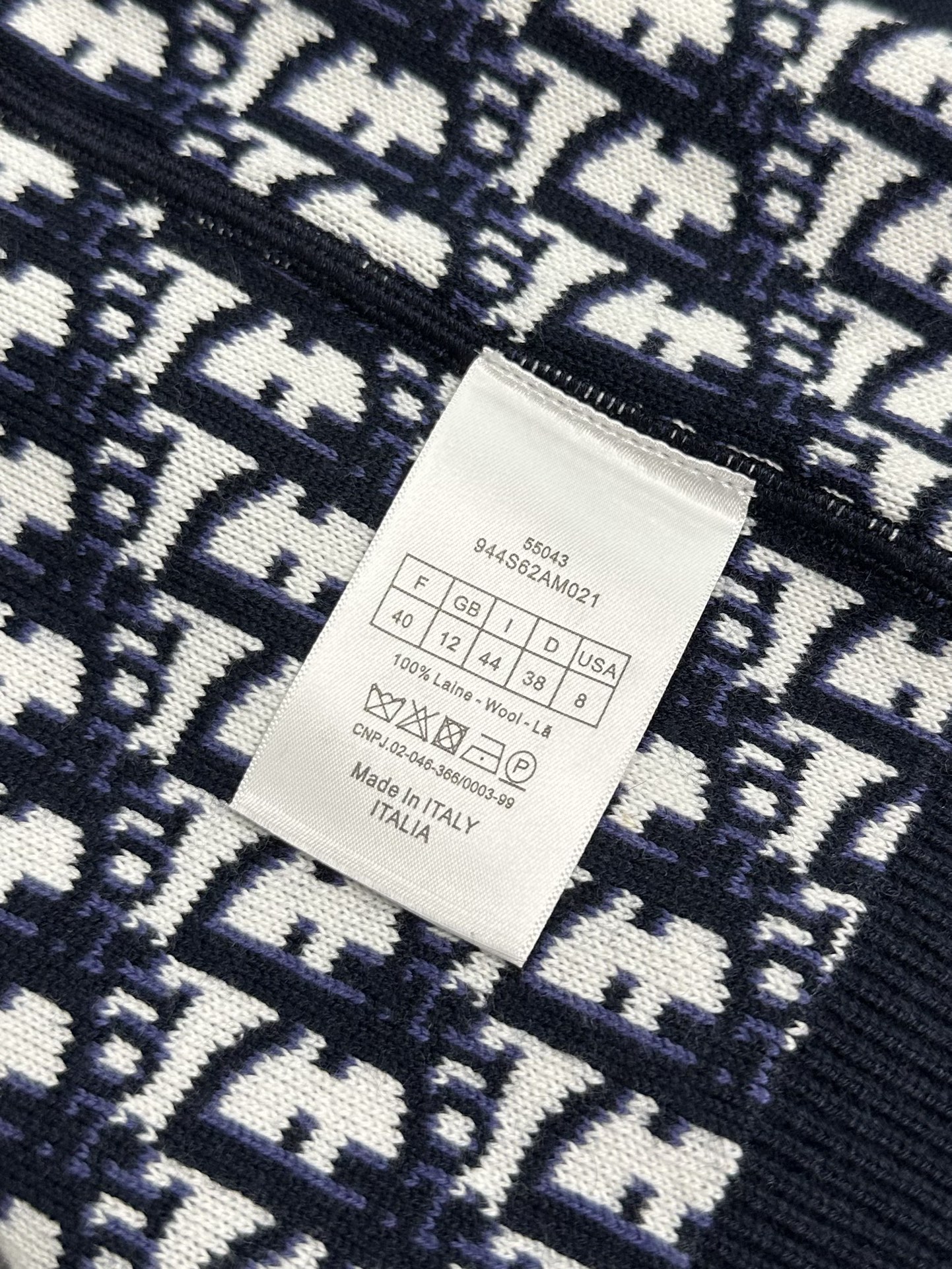 Diordio’s Classic Wool Bouquets: Navy Blue Coats and Hats with Imported Wool - 图片 9