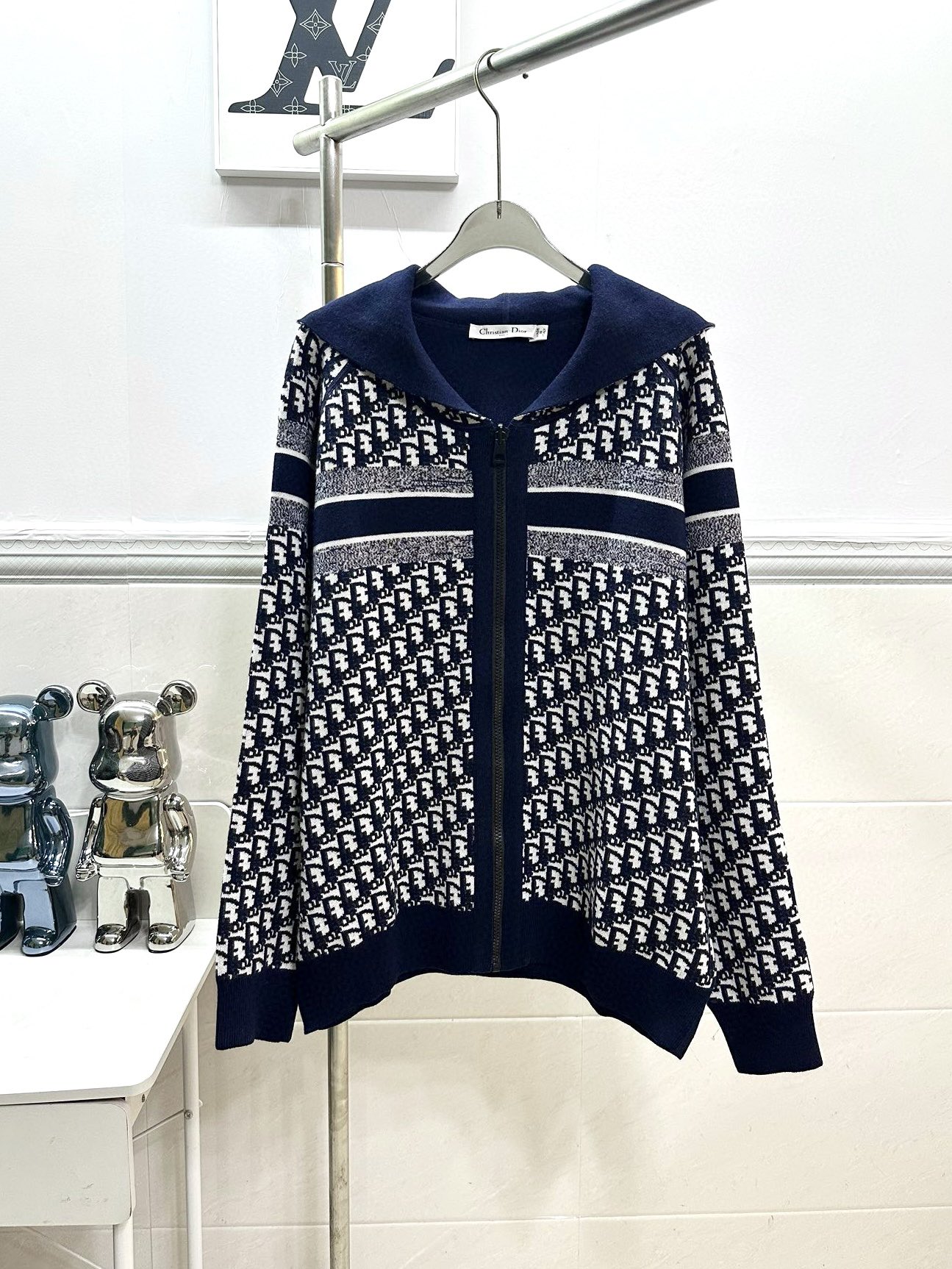 Diordio’s Classic Wool Bouquets: Navy Blue Coats and Hats with Imported Wool - 图片 1