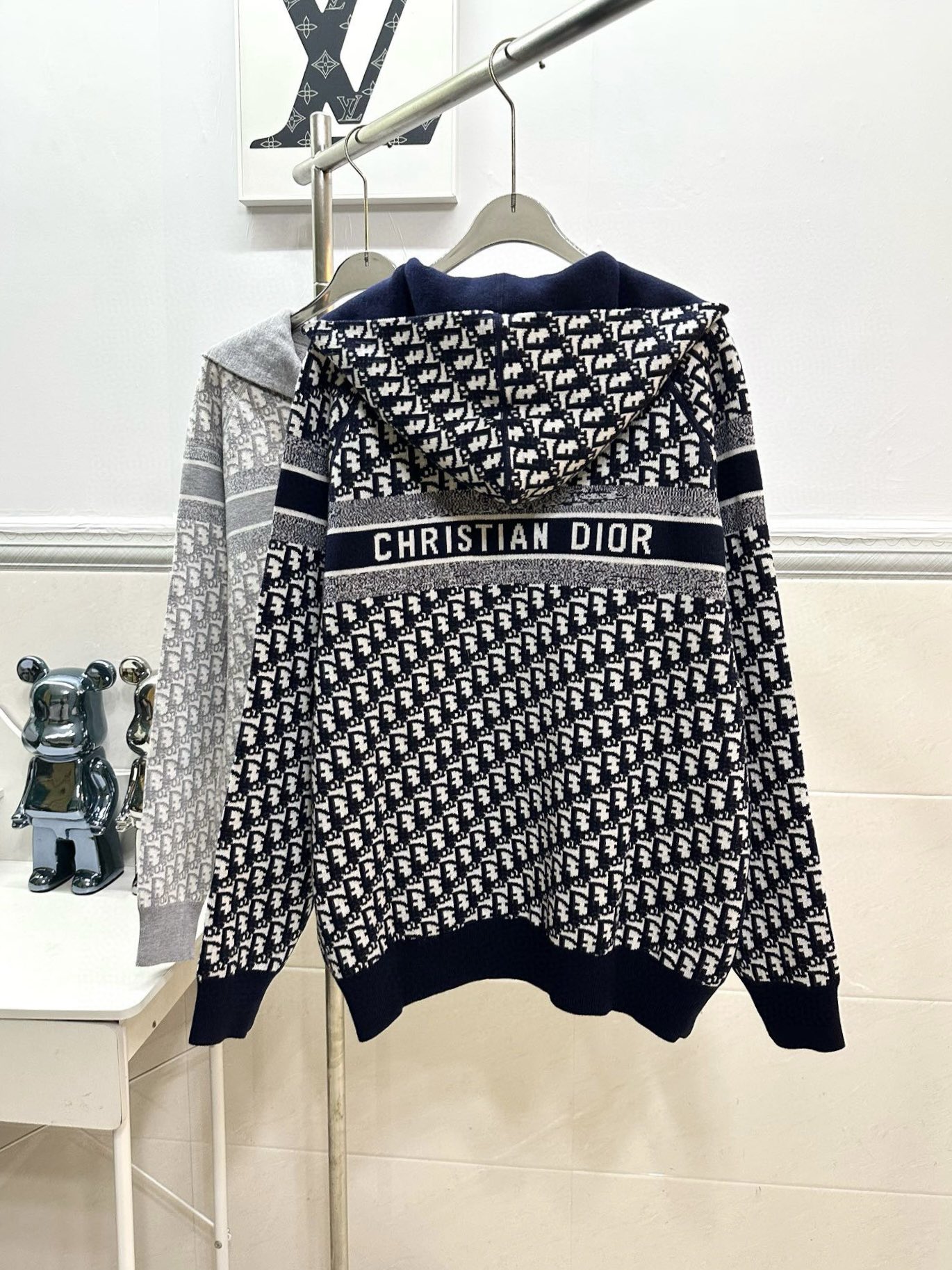 Diordio’s Classic Wool Bouquets: Navy Blue Coats and Hats with Imported Wool - 图片 2