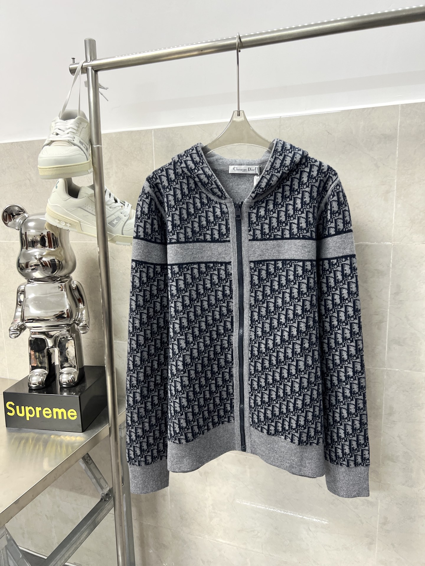 p385
款号R085
dior 迪奥经典老花系列两面穿连帽拉链针织开衫外套
尺码:S M L